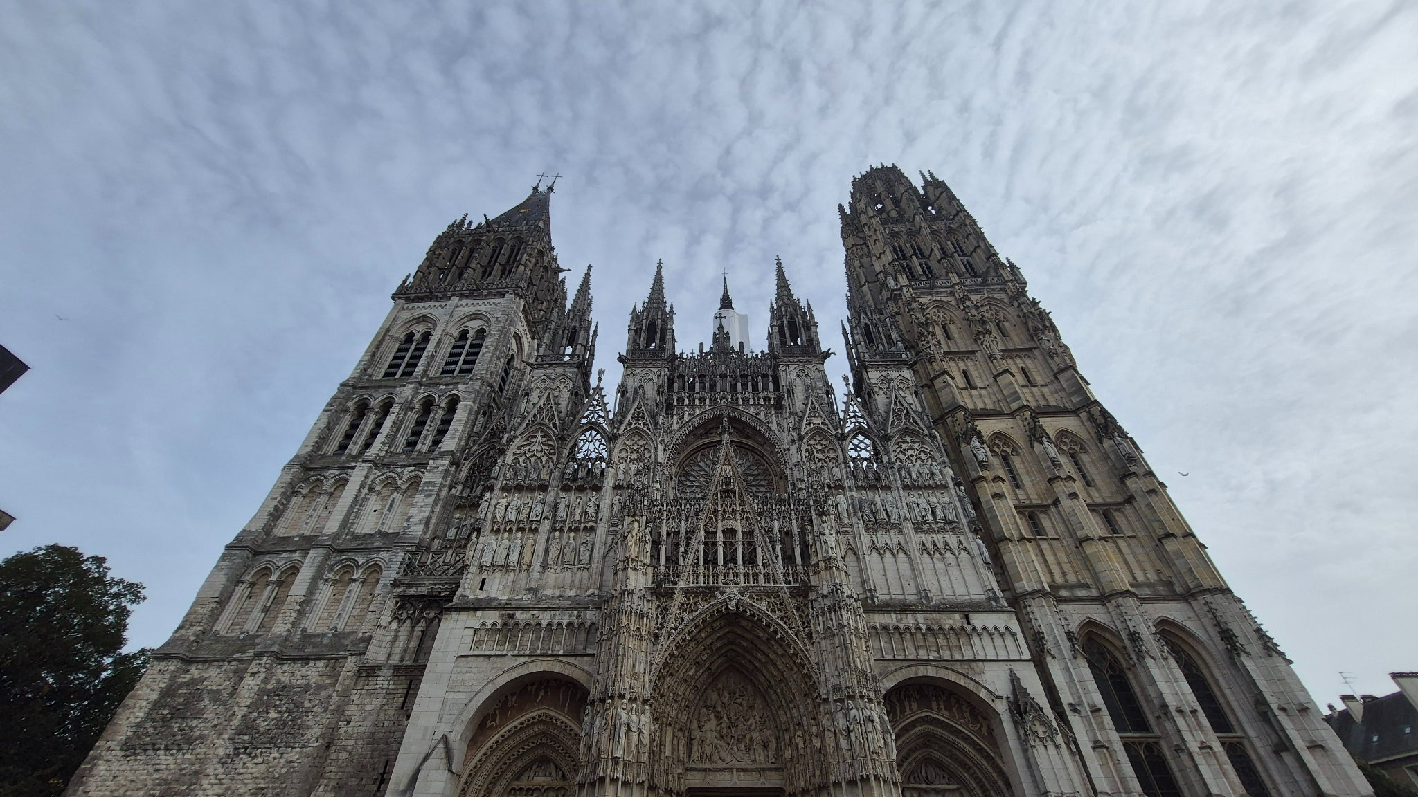 La Cathédrale de Notre-Dame de Rouen en ultra grand-angle La Cathédrale de Notre-Dame de Rouen en ultra grand-angle