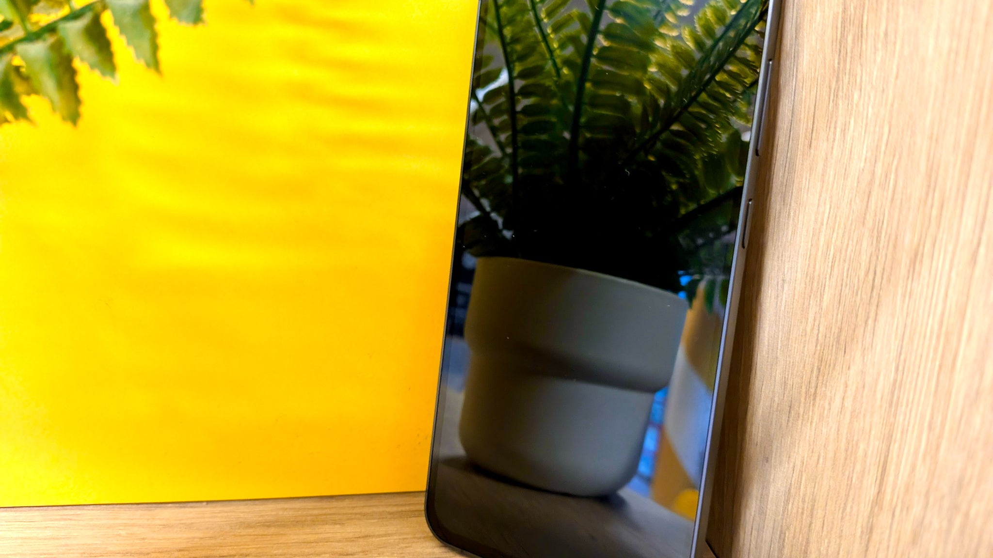 On remarque des bordures épaisses autour de l'écran