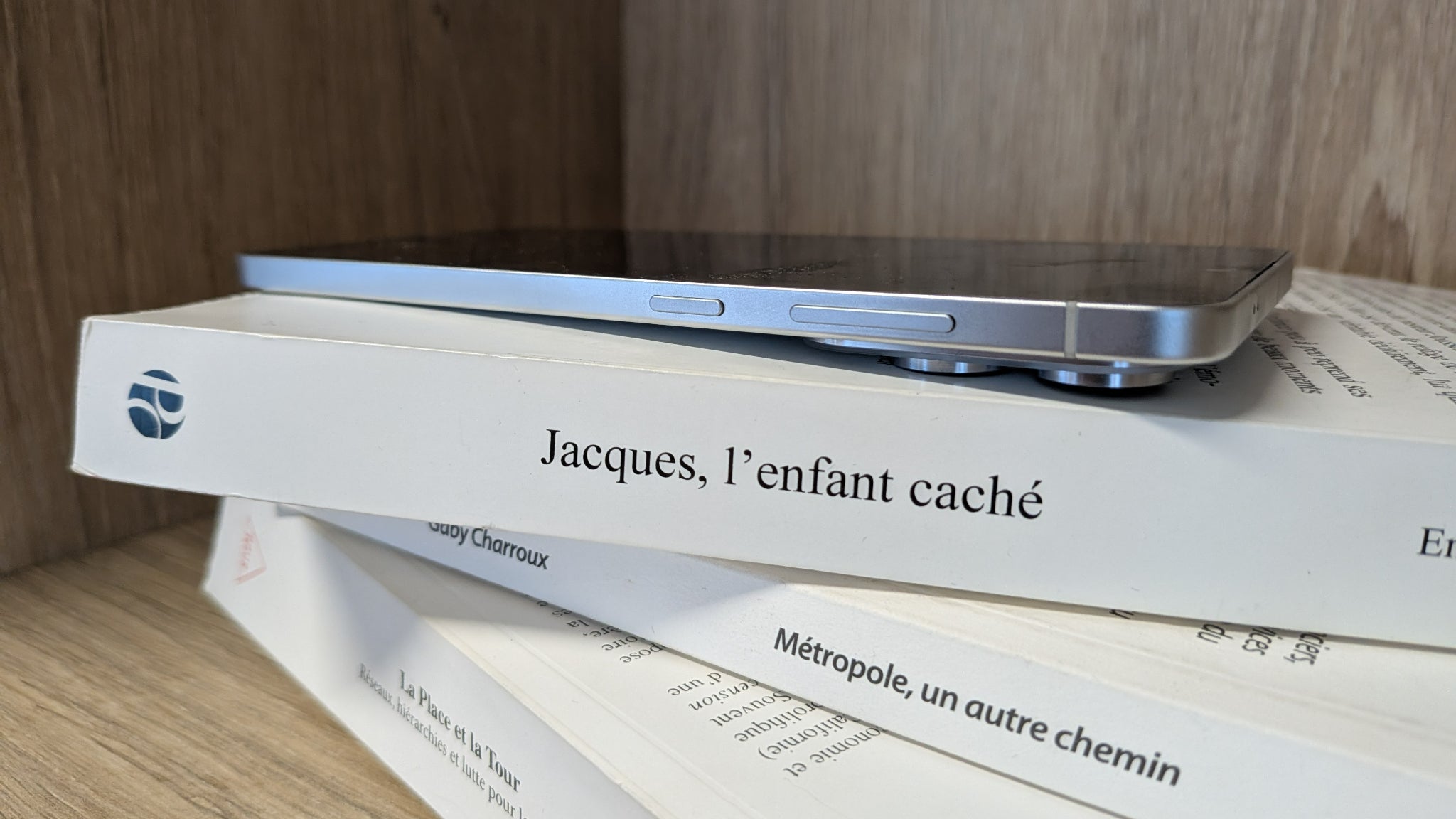 Le Galaxy S25 Edge ne peut pas être posé à plat