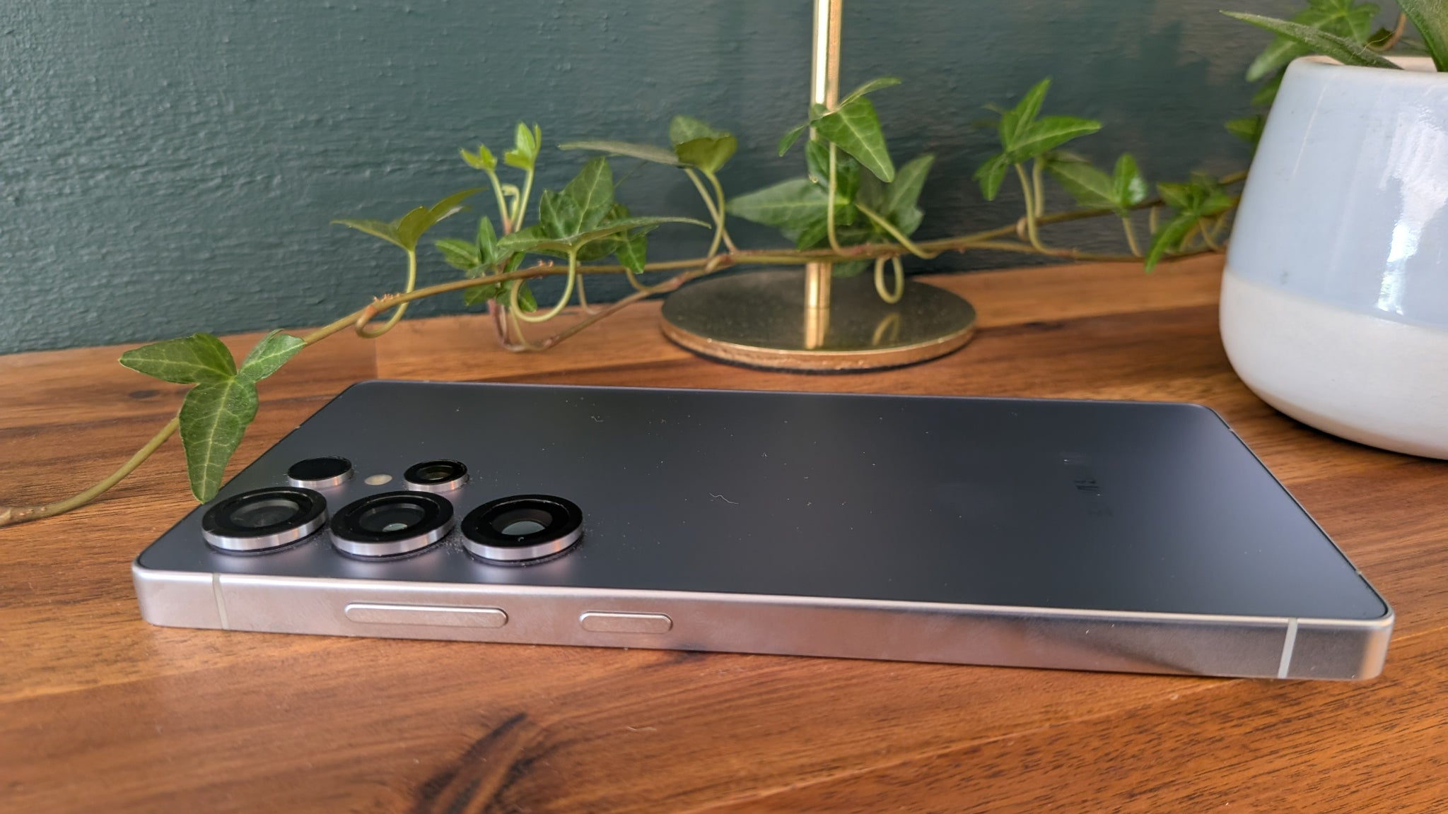 Les finitions Titane du Galaxy S25 Ultra le rendent très élégant