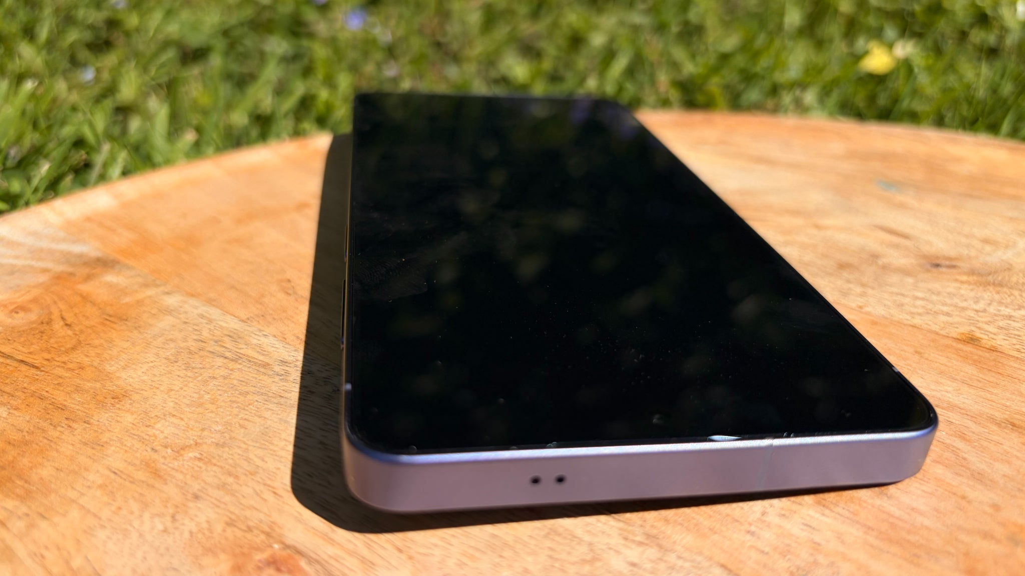 Le Samsung Galaxy S26 Ultra est bancal quand il est posé sur une surface plane