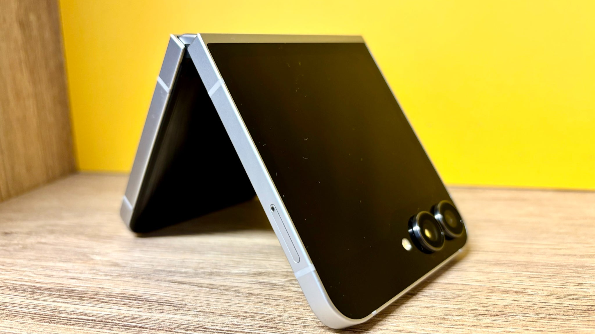 La charnière paraît robuste et est fluide d'utilisation La charnière paraît robuste et est fluide d'utilisation