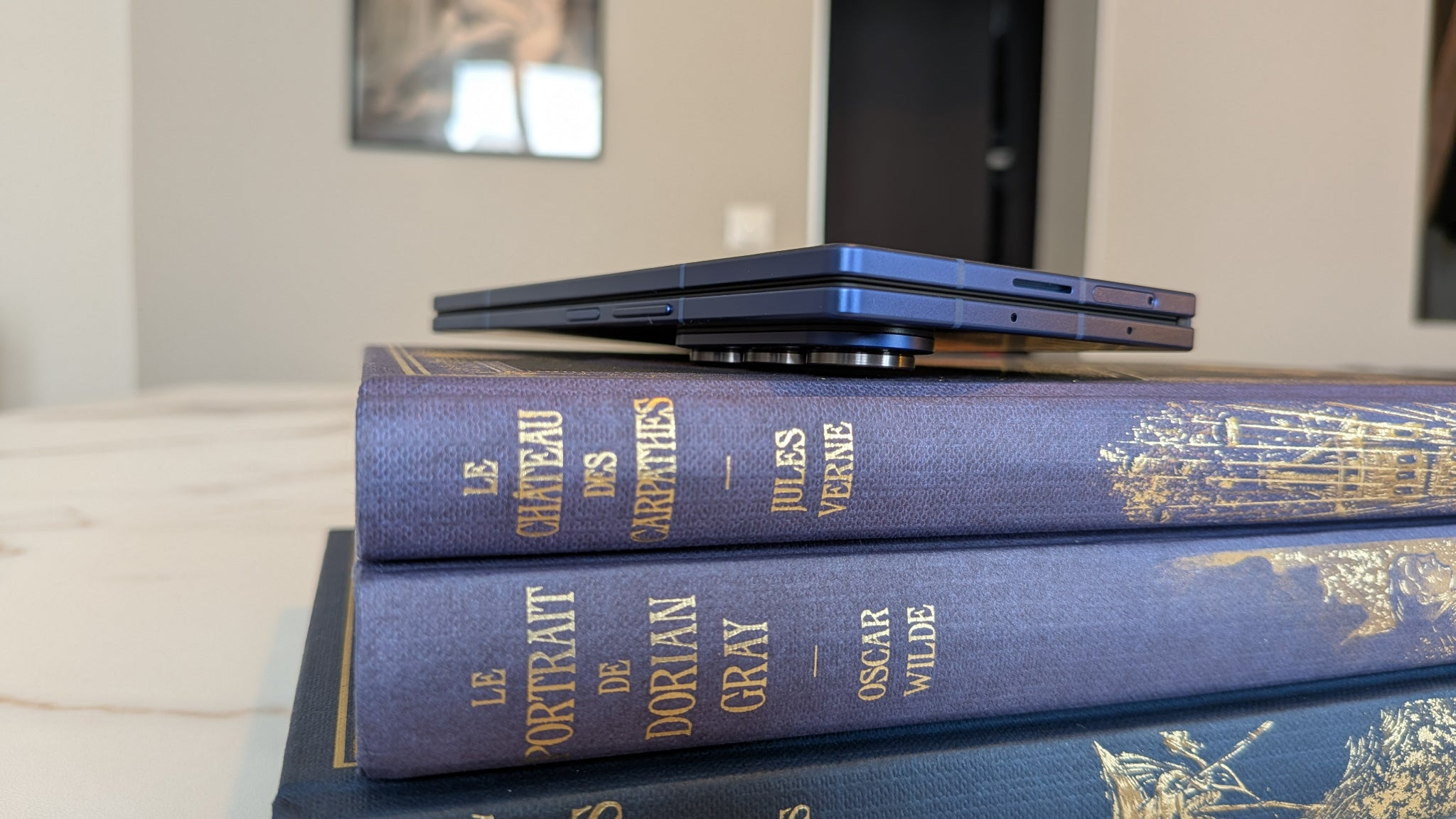 Le module photo rend le téléphone bancal sur une surface plane