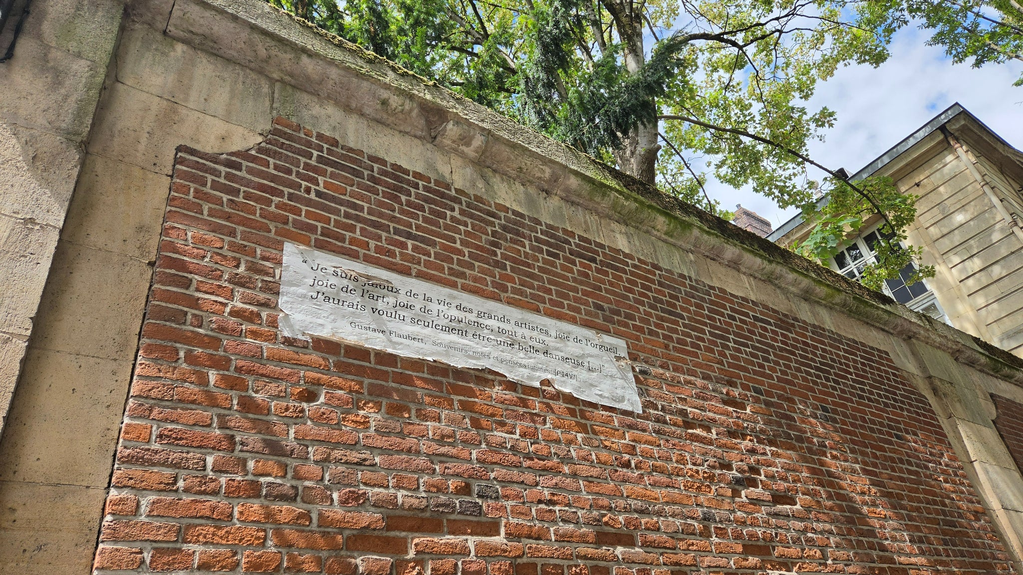 Un texte à l'ombre en zoom numérique x1...