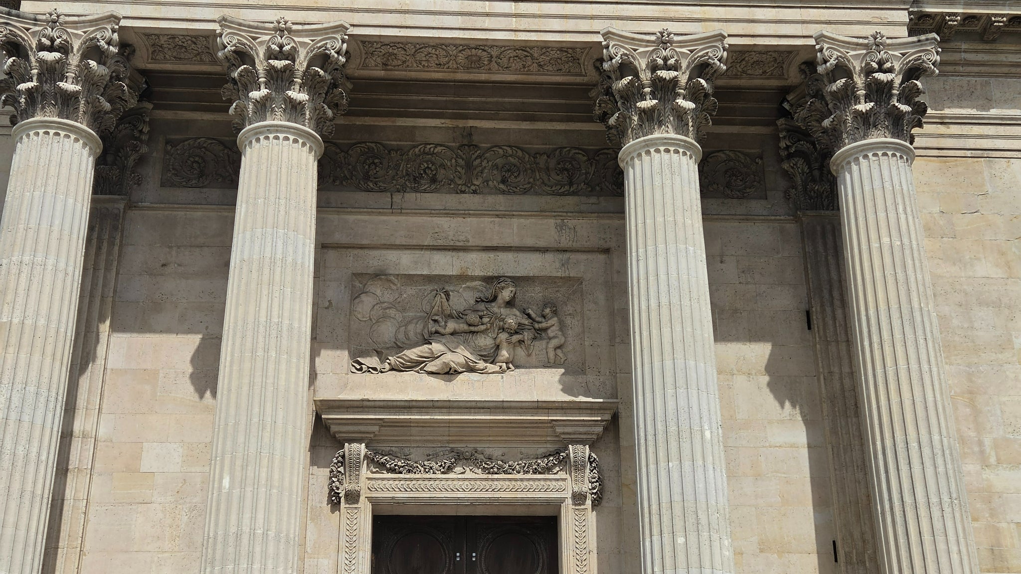 Un bas relief en zoom numérique x2...