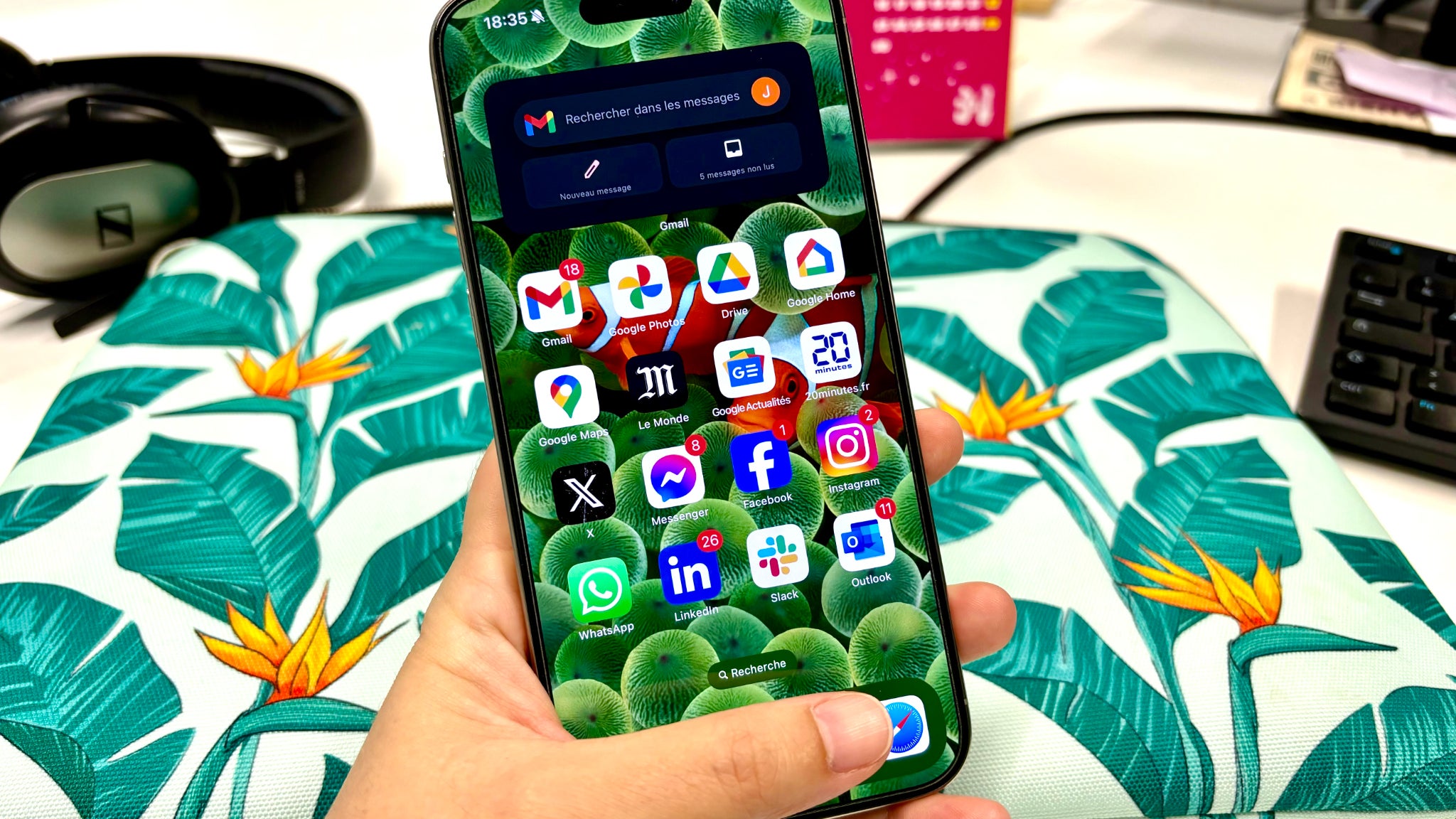Pas évident de naviguer à une main sur le grand écran de 6,7 pouces de l'iPhone 15 Pro Max... Mais l'expérience visuelle en vaut la peine.