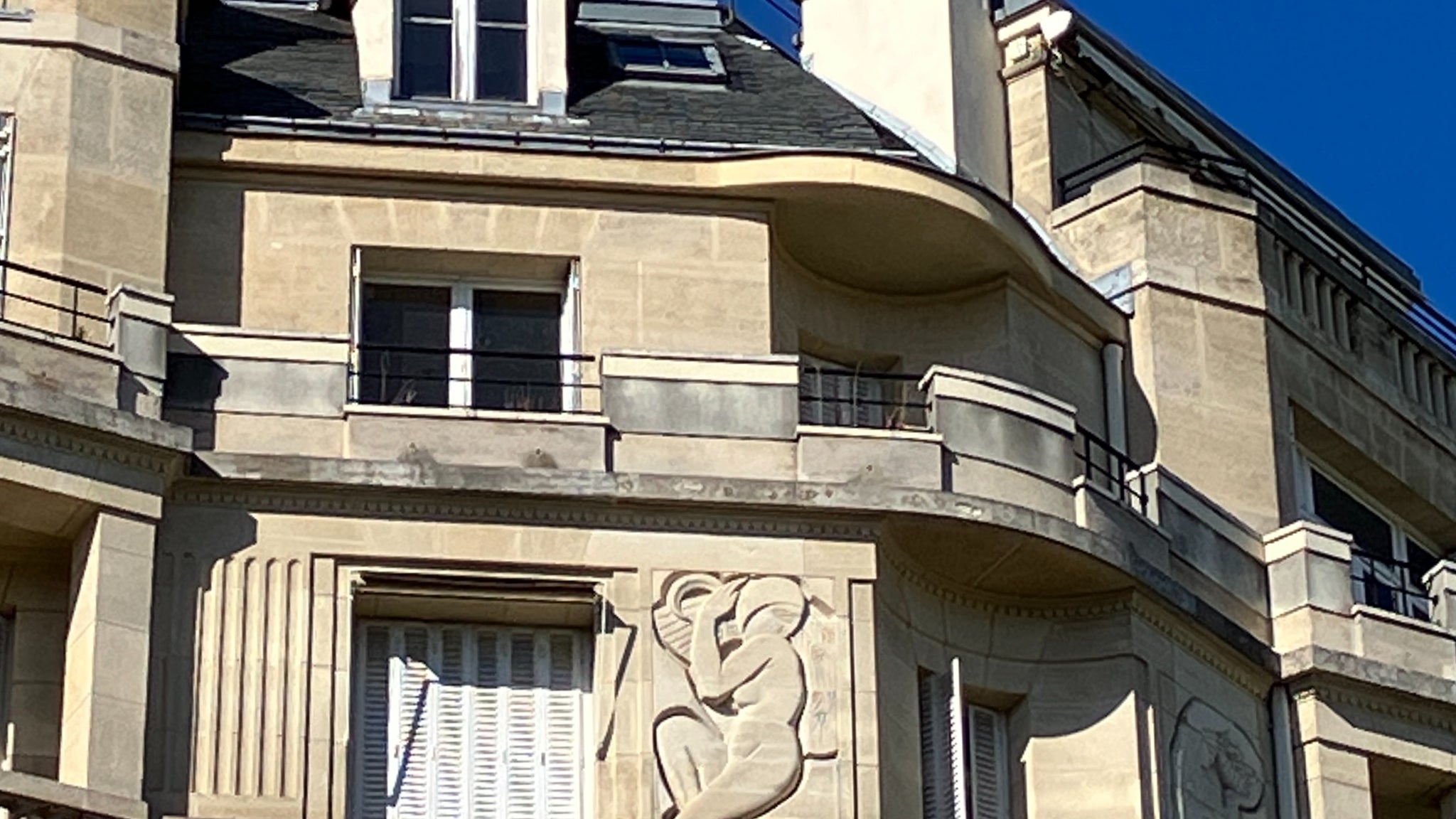 Prise de vue du même immeuble, sans avoir bougé d'un millimètre, en zoomant à fond sur l'iPhone SE 3. Il y a certes plus de grain, c'est moins net, mais ça reste correct.