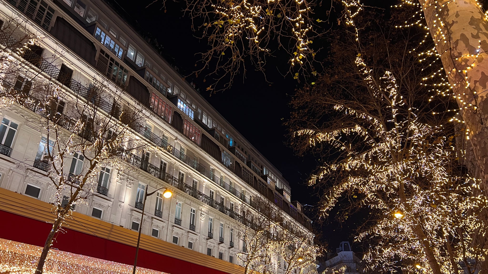 L'objectif grand-angle de l'iPhone 13 Pro reproduit bien ce que l'on voit à l'œil nu de nuit, sans faire trop de halos autour des sources lumineuses. L'objectif grand-angle de l'iPhone 13 Pro reproduit bien ce que l'on voit à l'œil nu de nuit, sans faire trop de halos autour des sources lumineuses.