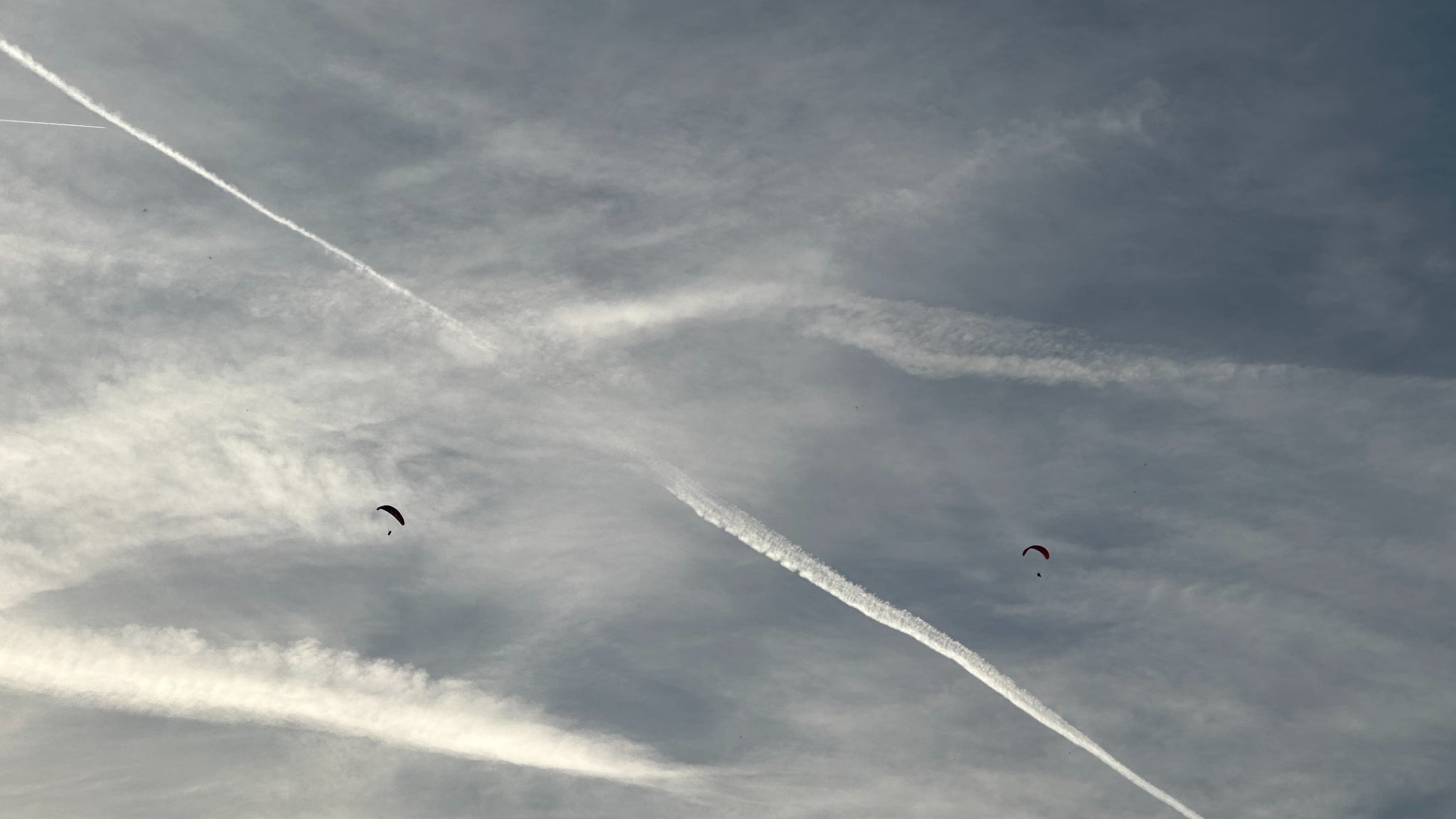 Et lorsqu'on active le téléobjectif, x3, on voit bien les parapentes, l'image restant parfaitement nette comme en attestent les traînées.