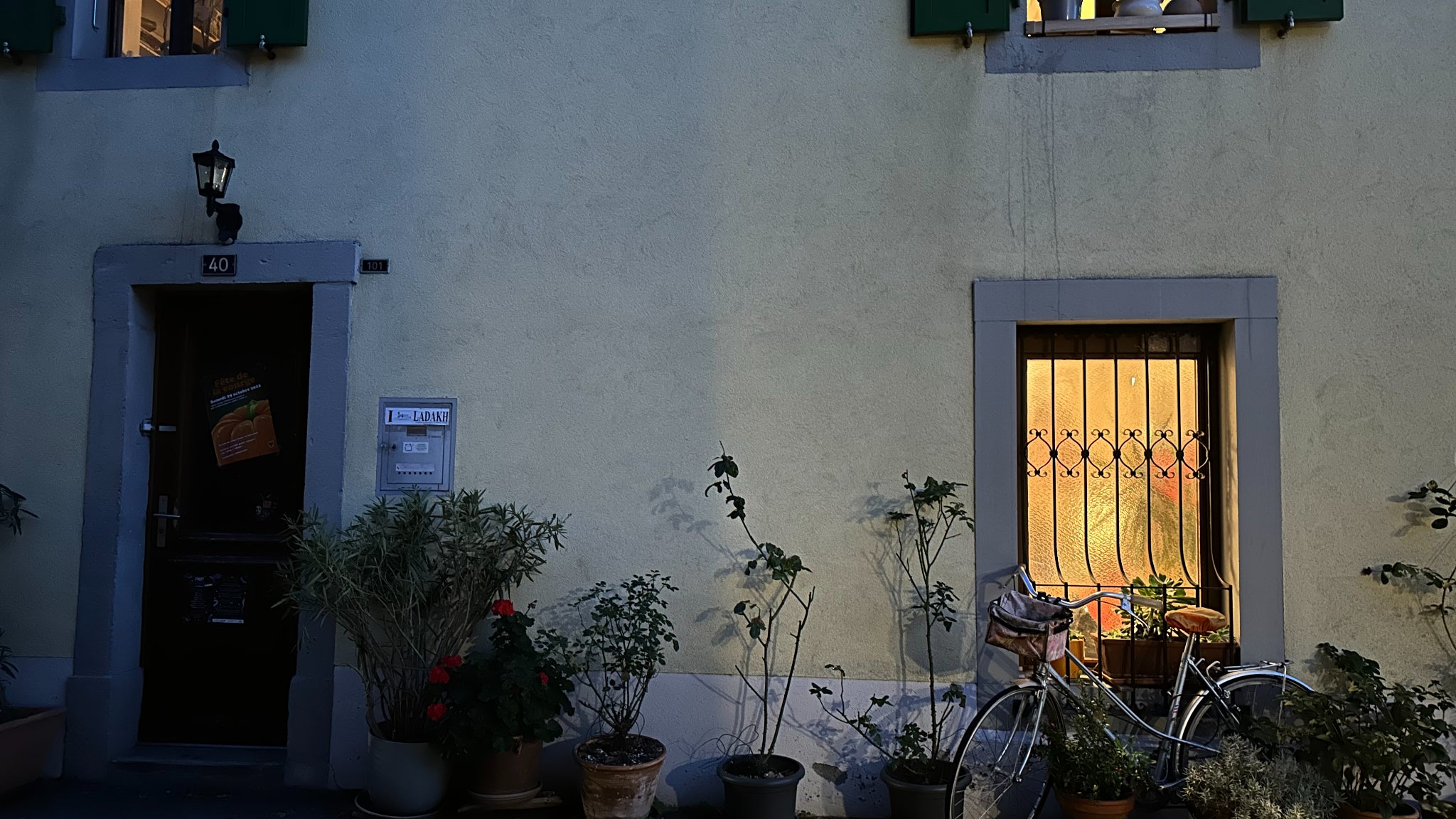 Dans la pénombre, l'iPhone 14 Pro s'en sort bien, sans même avoir à enclencher le mode Nuit lorsqu'il dispose de quelques sources de lumière.