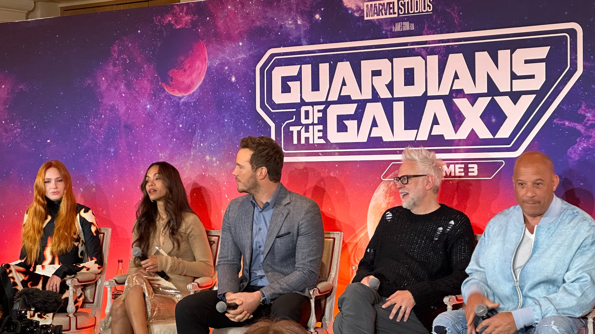 En intérieur, sans éclairage naturel, on commence à manquer de détails et les couleurs tendent vers le jaune... Mais c'est suffisant pour immortaliser de beaux souvenirs.