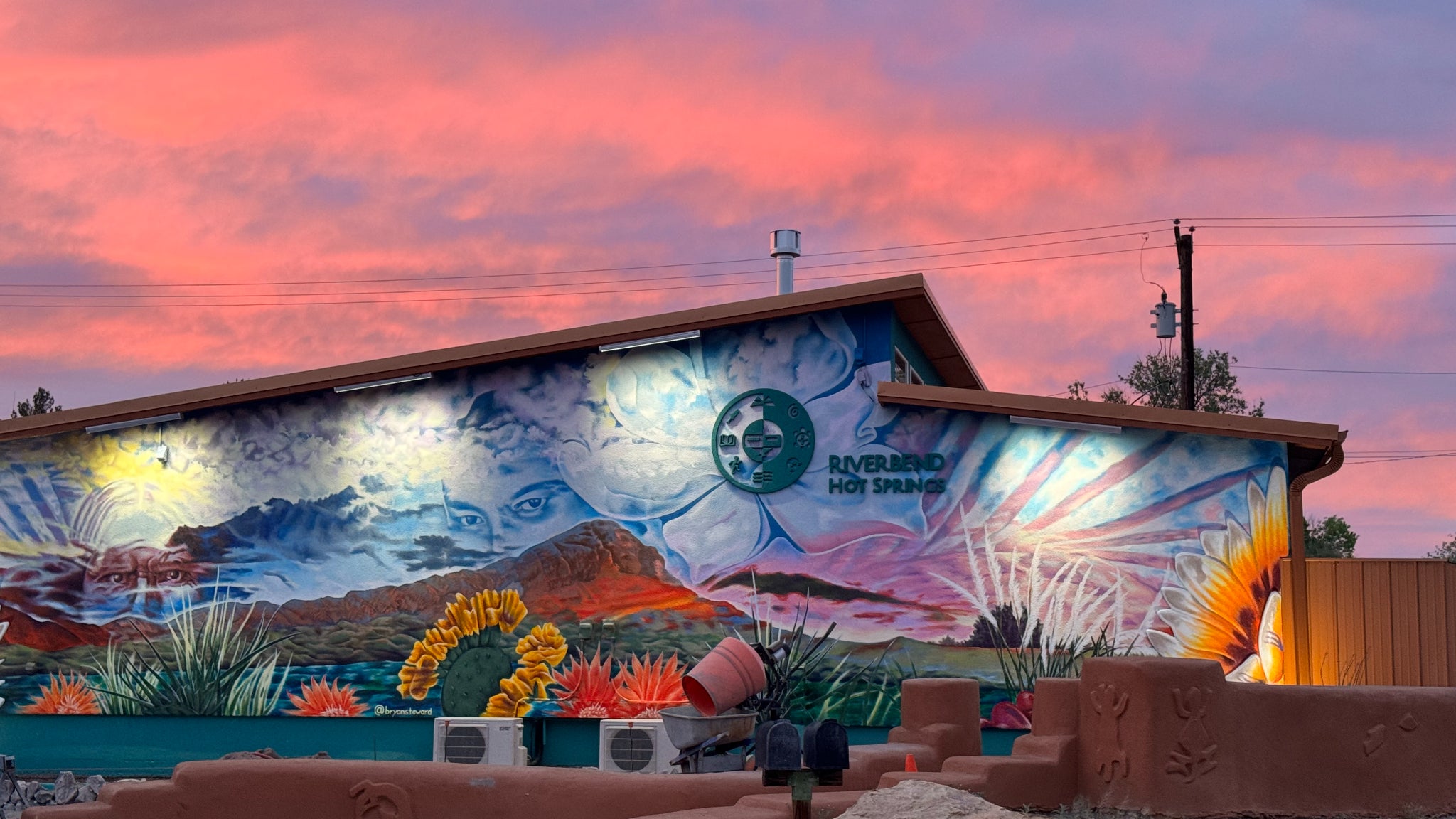 Pas besoin de retouche pour faire ressortir les coloris éclatants de cette fresque murale et ses jeux de lumière, avec les reflets d'un sublime coucher de soleil en toile de fond. 