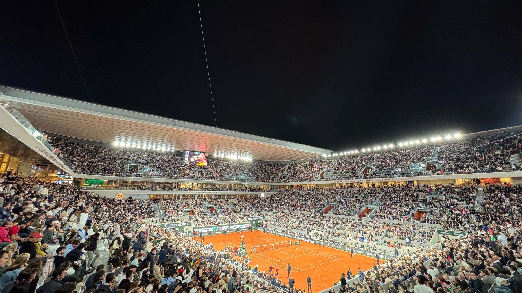 L'ultra grand-angle ne fonctionne toutefois pas dans toutes les circonstances, pouvant déformer l'image dans les coins comme on le constate ici sur le public de Roland-Garros.
