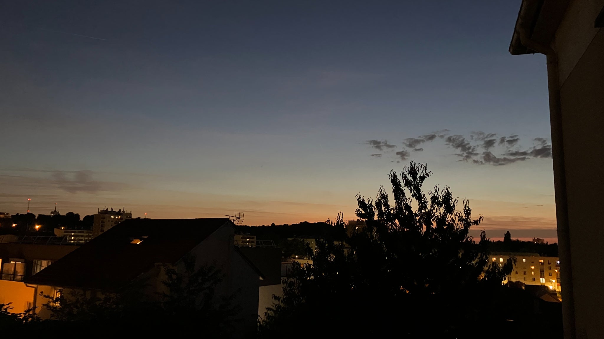 Le coucher de soleil sera le dernier évènement de la journée que l'iPhone SE 3 arrivera à bien immortaliser...