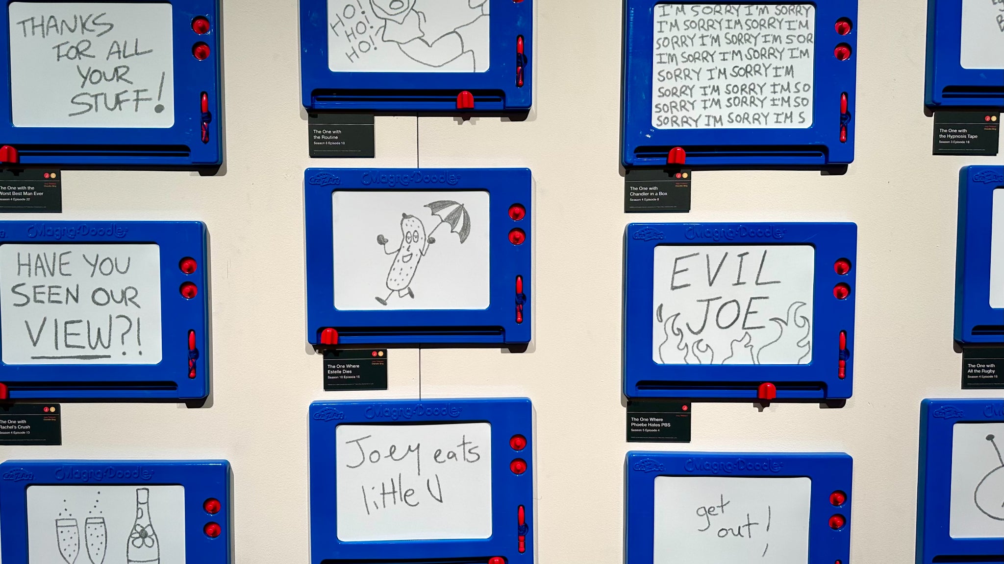 (Re)découvrez les messages laissés sur la porte d'entrée de Chandler et Joey au fil des épisodes.