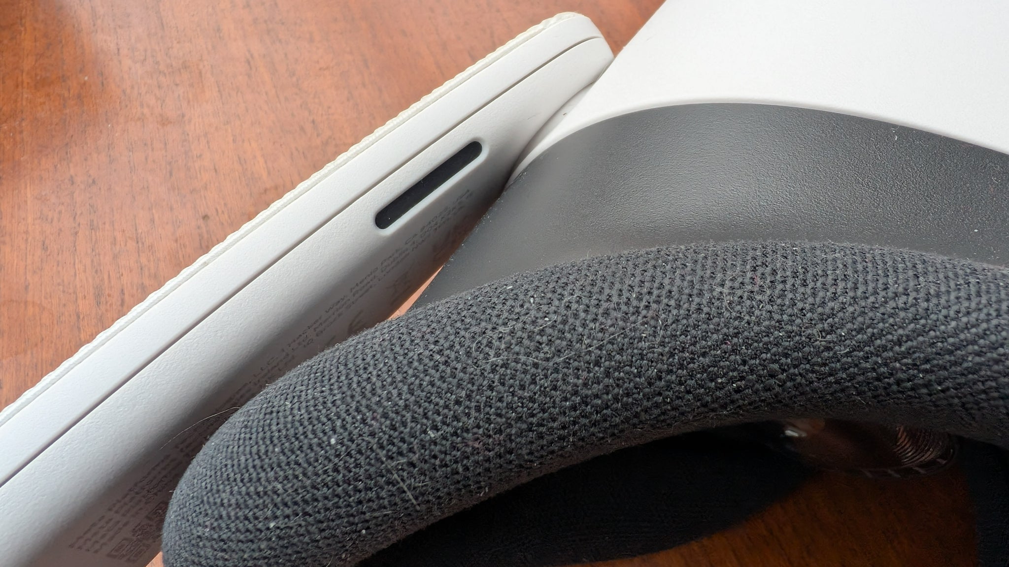 Les haut parleur se situent juste au niveau de la branche du casque, près de l'oreille