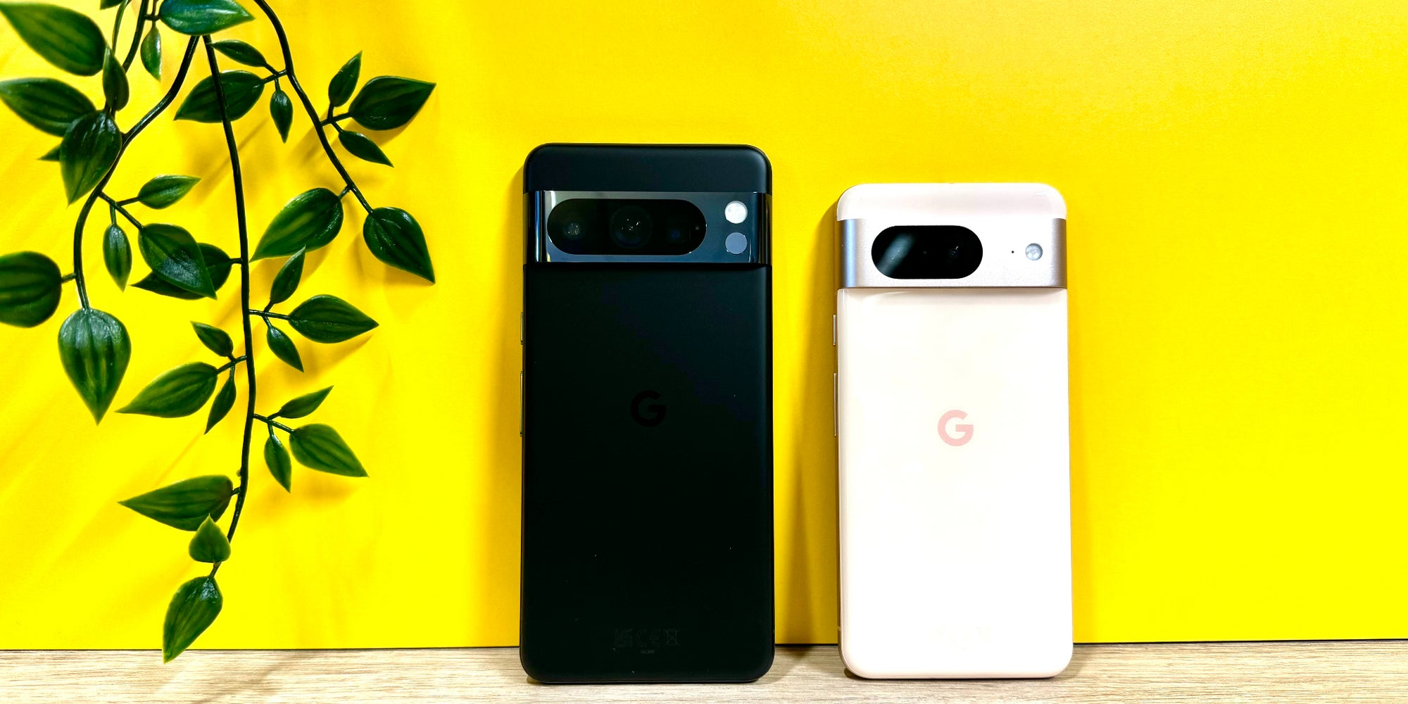 Le Pixel 8 Pro (à gauche) dans son coloris Noir volcanique, et le Pixel 8 (à droite) dans son coloris Rose.