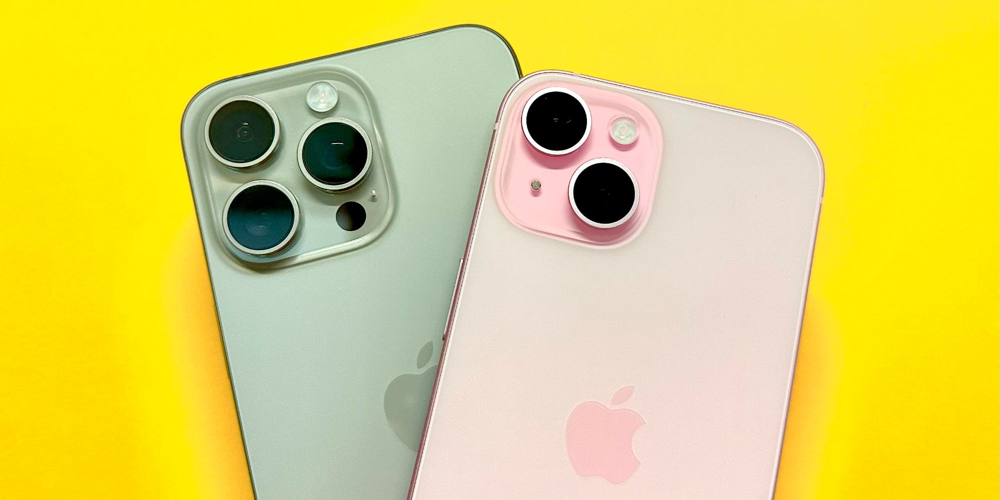 L'iPhone 15 Pro Max, en titane naturel, et l'iPhone 15 dans son joli coloris rose.