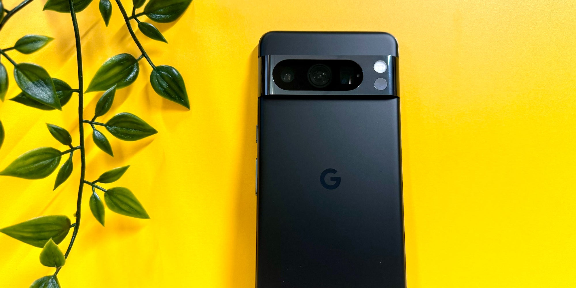 Le Pixel 8 Pro de Google dans son coloris Noir volcanique.