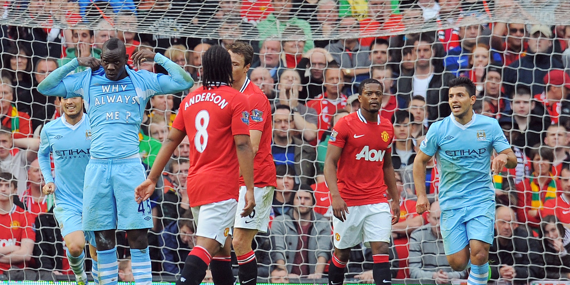 Mario Balotelli et son t-shirt culte lors du derby de Manchester entre United et City, le 23 octobre 2011