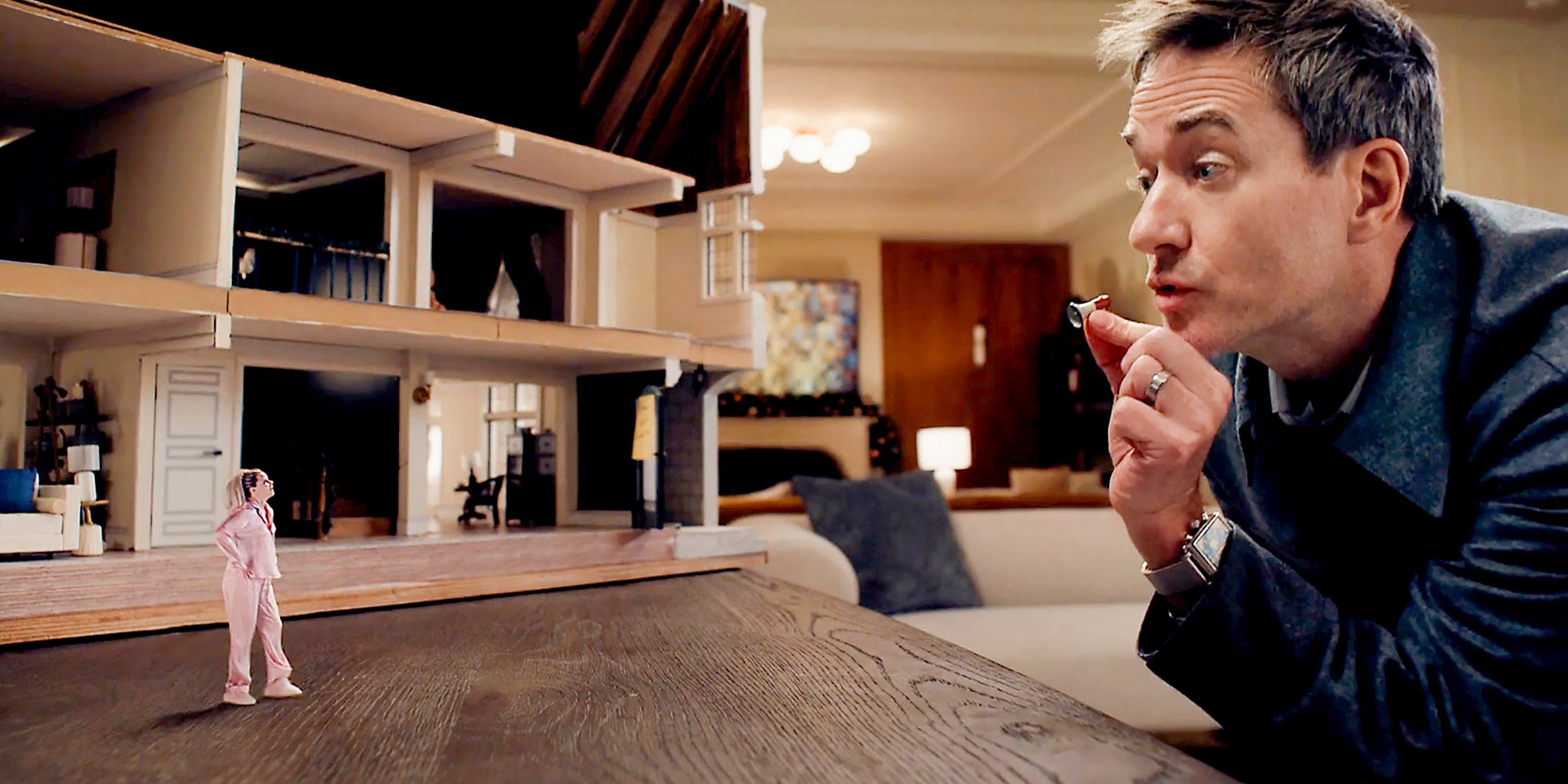 Elizabeth Banks et Matthew Macfadyen dans "Miniature Wife", à découvrir sur Canal+.