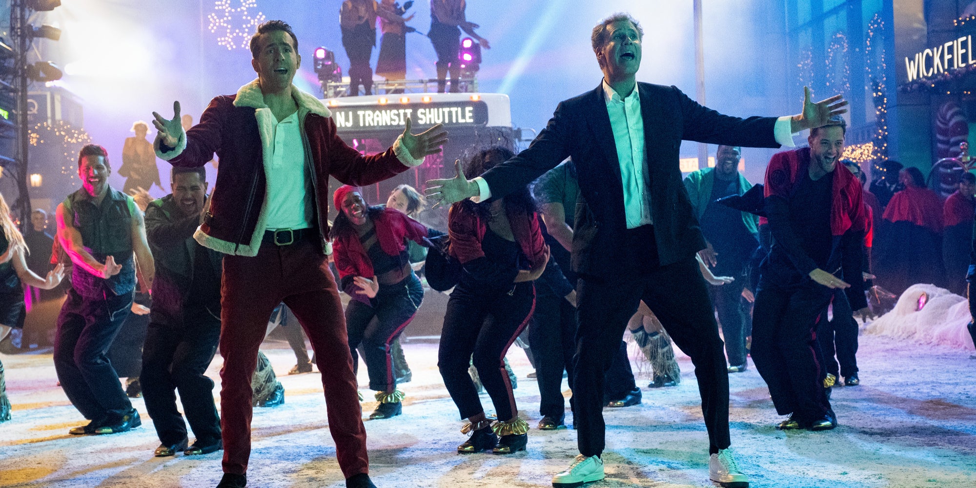 Clint Briggs (Ryan Reynolds) et L'Esprit du Noël (Will Ferrell) dans "Spirited". 