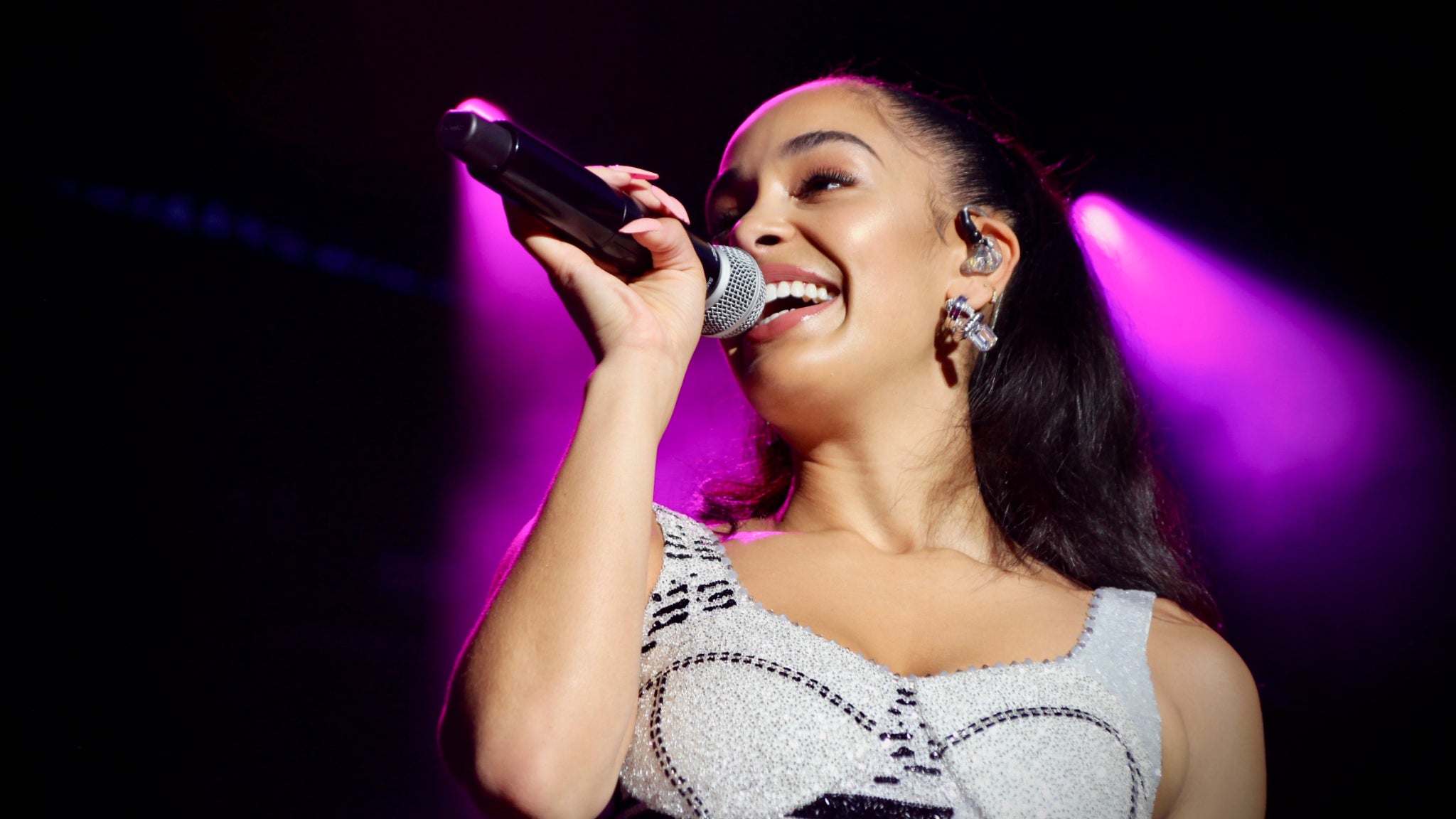 Si la chanteuse a tendance à faire la moue quand elle interprète ses titres, les réactions du public arrivent toujours à lui rendre le sourire. 