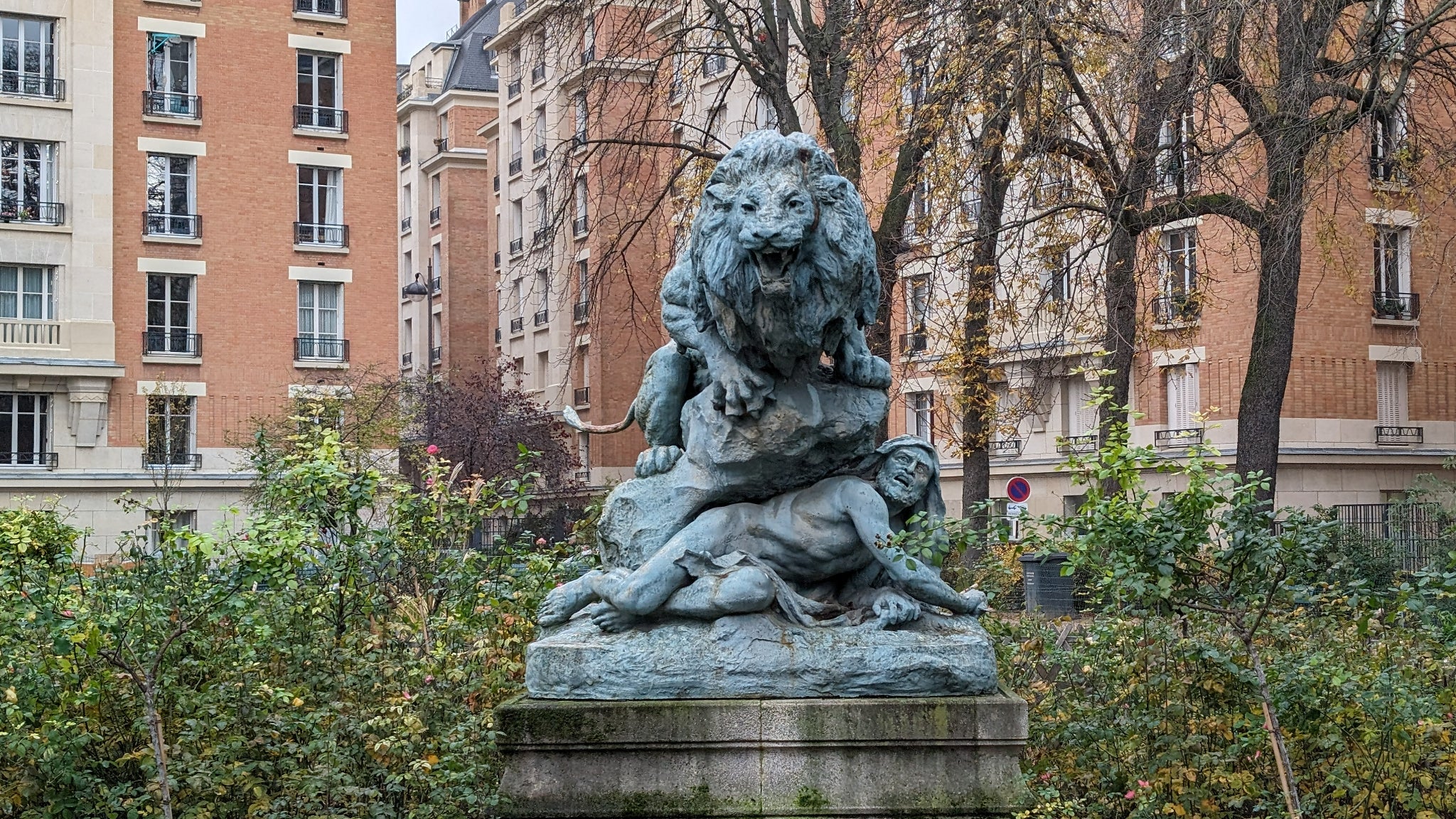 Nous passons ensuite au x2. Malgré le temps grisâtre et une faible luminosité, le Pixel 8 Pro s'en sort à merveille et les couleurs ressortent très bien. Nous passons ensuite au x2. Malgré le temps grisâtre et une faible luminosité, le Pixel 8 Pro s'en sort à merveille et les couleurs ressortent très bien.