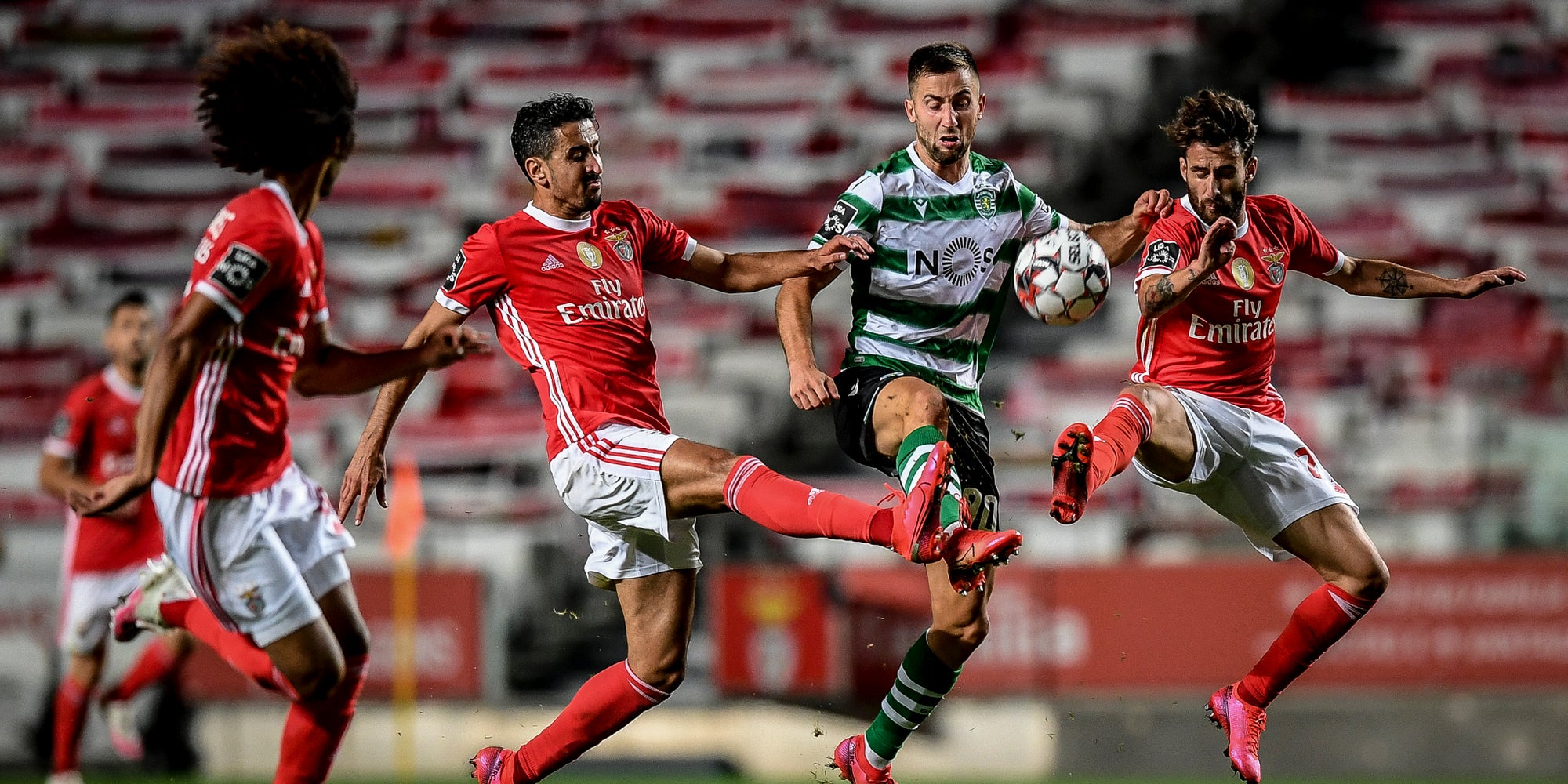 Les joueurs de Benfica et du Sporting à la lutte lors du derby de Lisbonne du 25 juillet 2020 au Stade de la Luz, Lisbonne