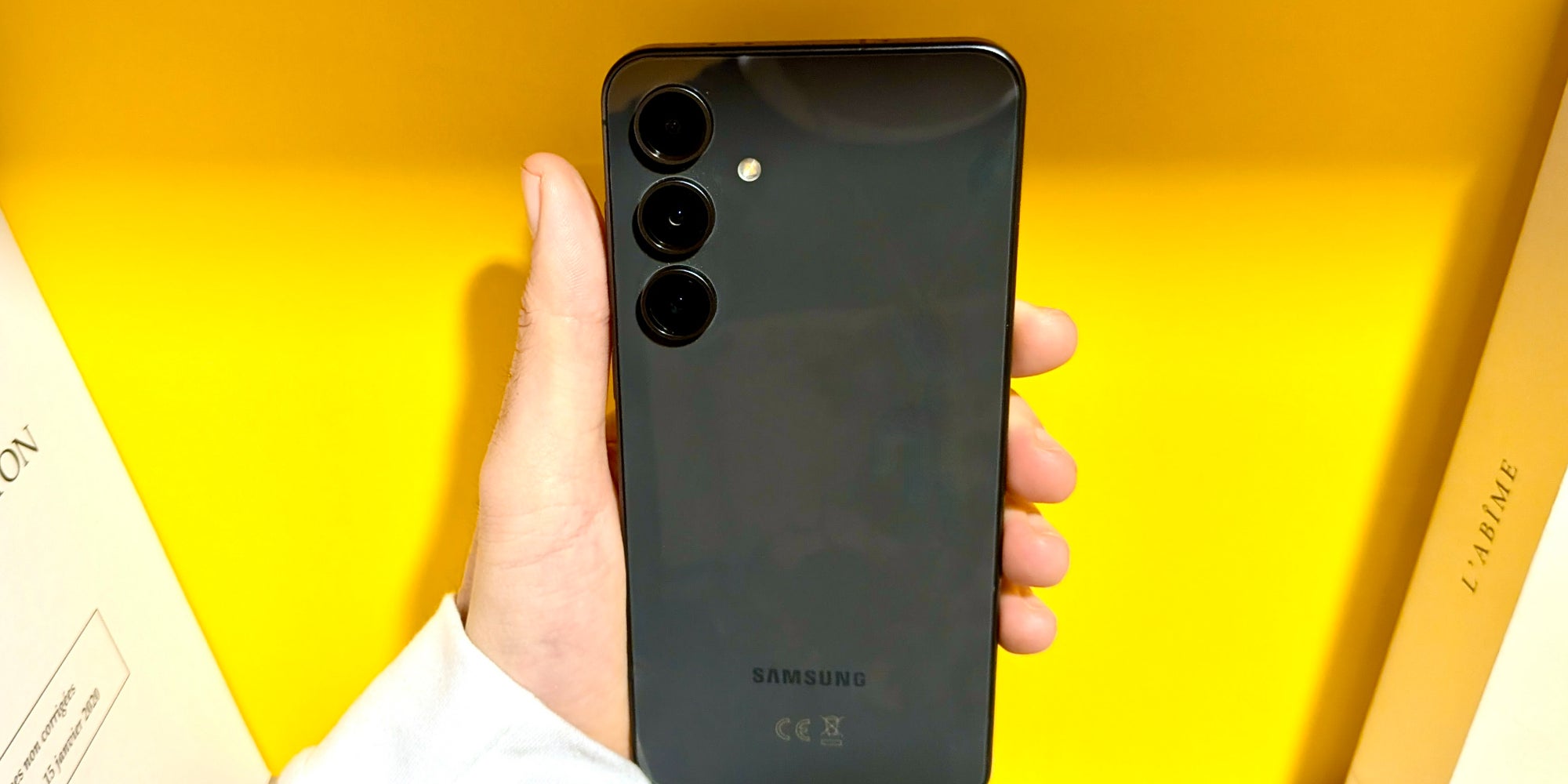 Selon les rumeurs, le Galaxy S25 FE pourrait se dévoiler plus tôt que prévu, succédant au Galaxy S24 FE (photo).