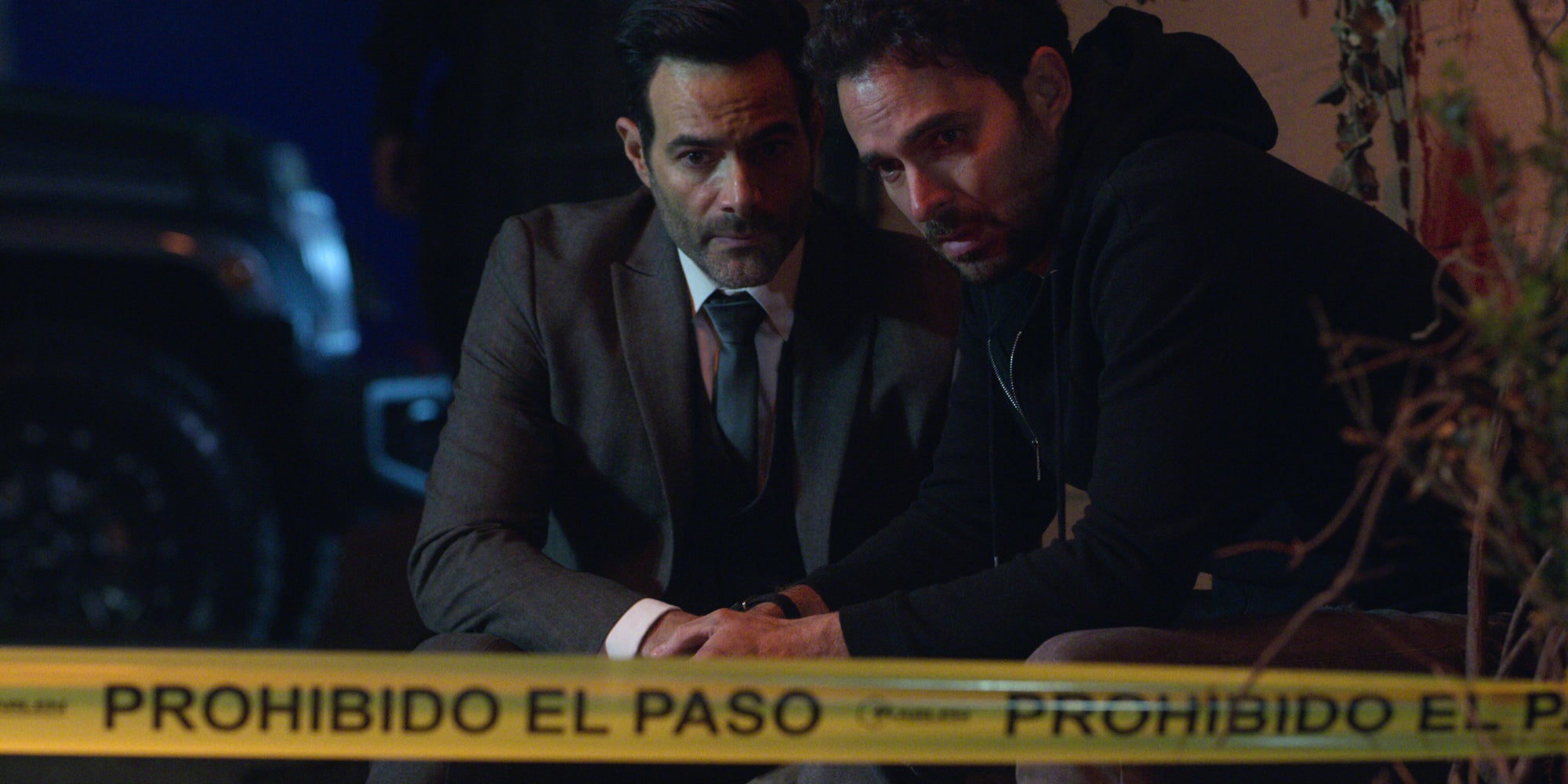 Luis Roberto Guzman (Lorenzo) et Manolo Cardona (Alex) dans la saison 2 de "Qui a tué Sara ?"