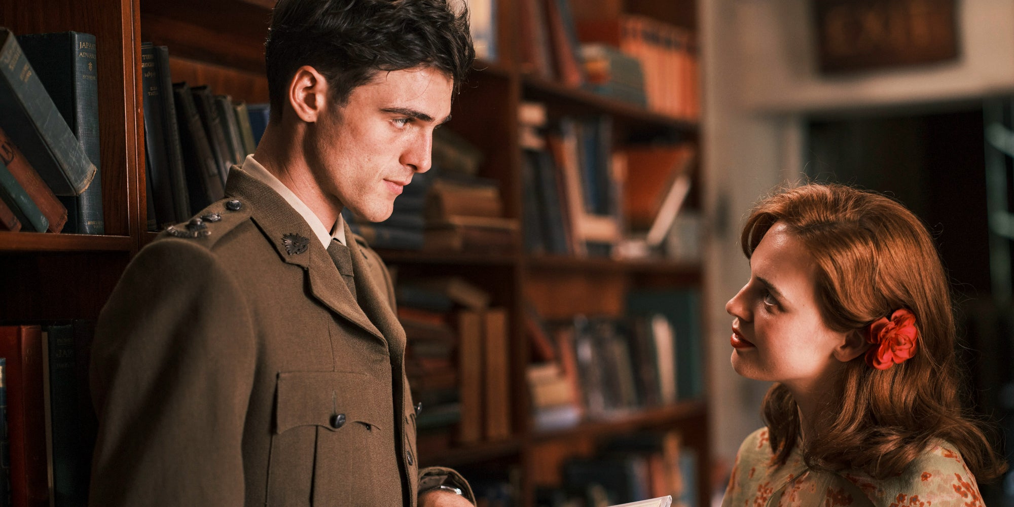 Odessa Young et Jacob Elordi incarnent Amy Mulvaney et Dorrigo Evans dans la mini-série "The Narrow Road to the Deep North" sur Canal+. 
