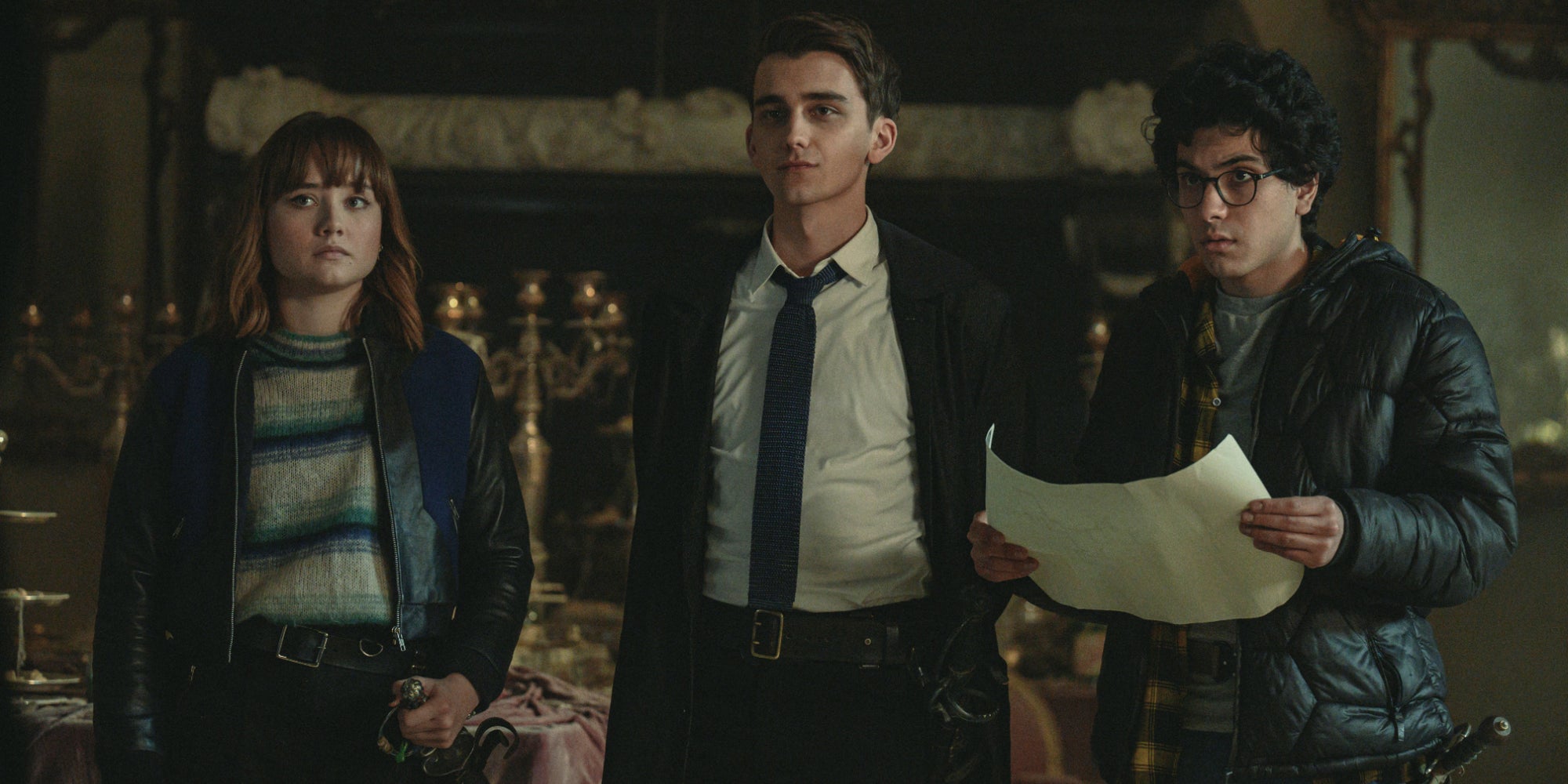 Lucy Carlyle, Anthony Lockwood et George Karim, les traqueurs de fantômes dans la série "Lockwood & Co".