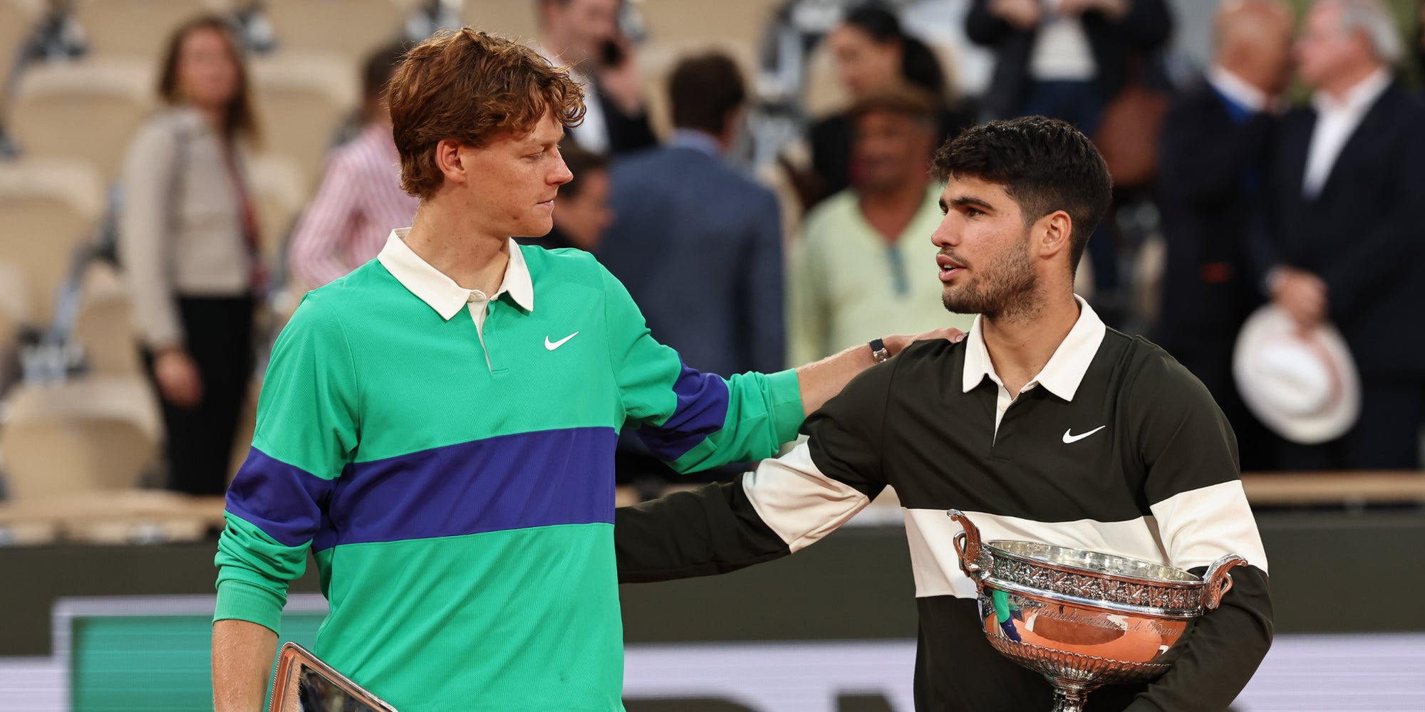 Jannik Sinner et Carlos Alcaraz après leur finale à Roland-Garros, Paris, le 8 juin 2025.