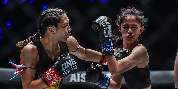 Janet Todd lors de son combat en kickboxing face à Wang Chin Long, le 10 mai 2019 à l'Impact Arena de Bangkok (Thaïlande).