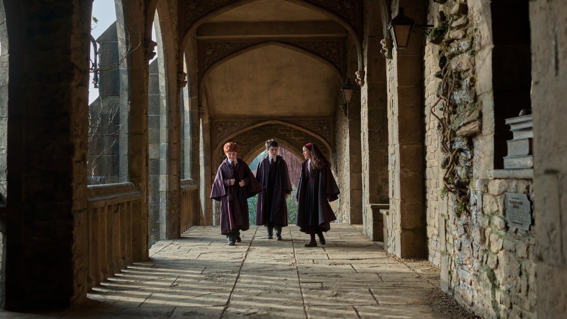 Alastair Stout, Dominic McLaughlin et Arabella Stanton parcourent Poudlard dans leurs costumes respectifs de Ron, Harry et Hermione.