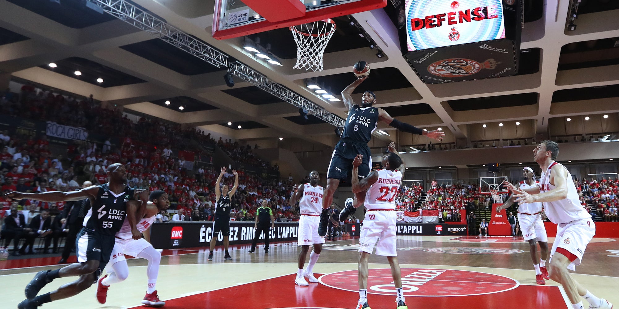Les joueurs de l'AS Monaco et de l'ASVEL en finale de Jeep Élite, au stade Louis II de Monaco, le 20 juin 2019.