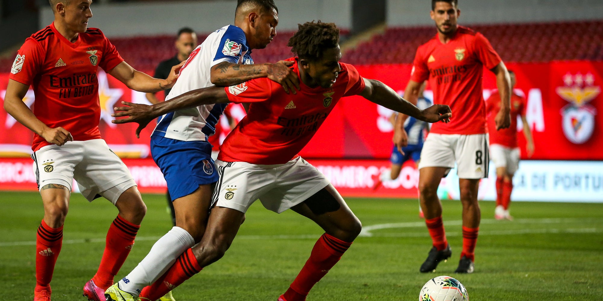 Porto et Benfica à la lutte lors de la finale de la Coupe du Portugal, le 1er août 2020 à Coimbra
