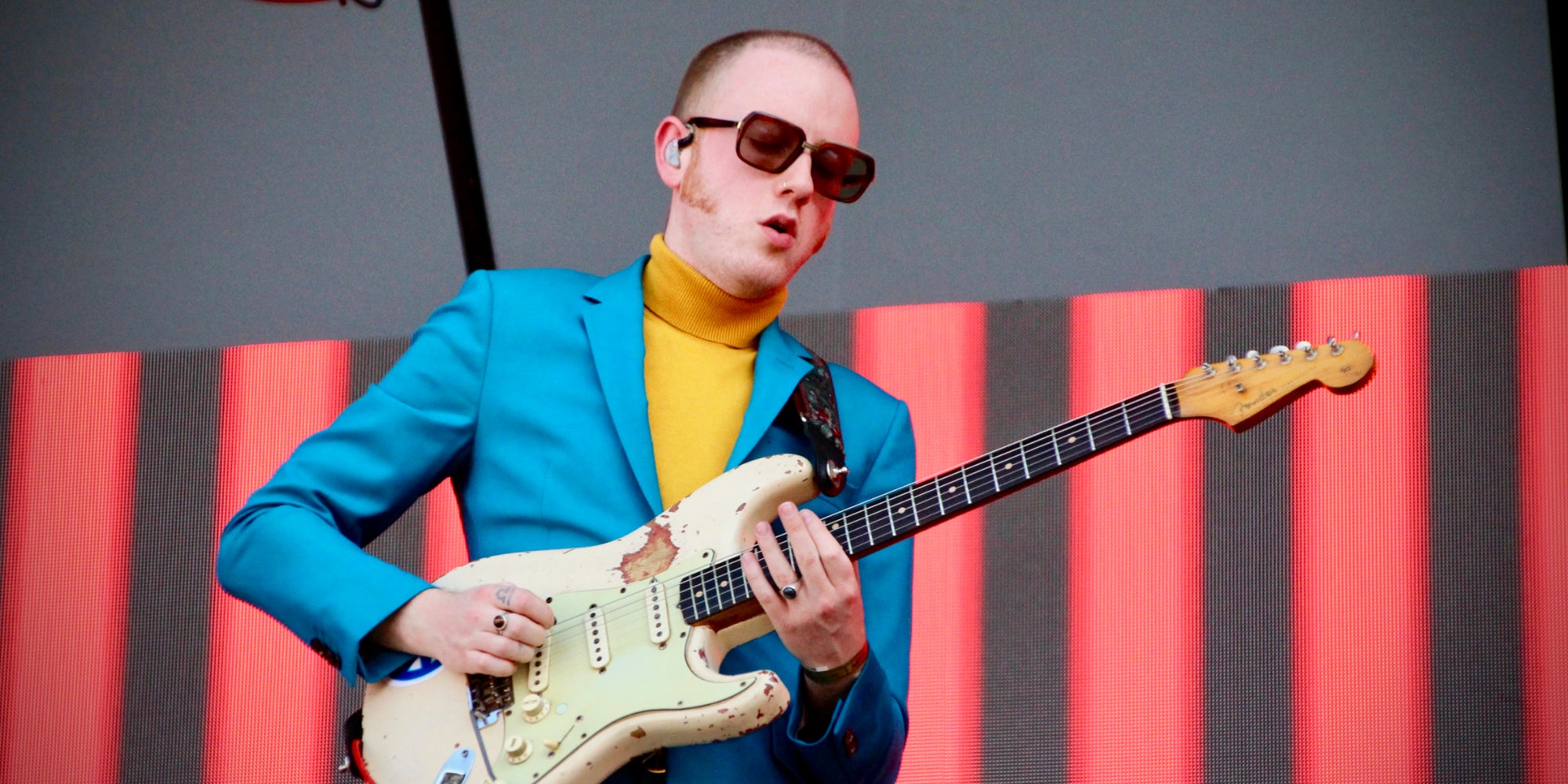 Mais comment fait le chanteur de Two Door Cinema Club pour porter un col roulé à Rock en Seine, alors qu'il fait 35°C $1