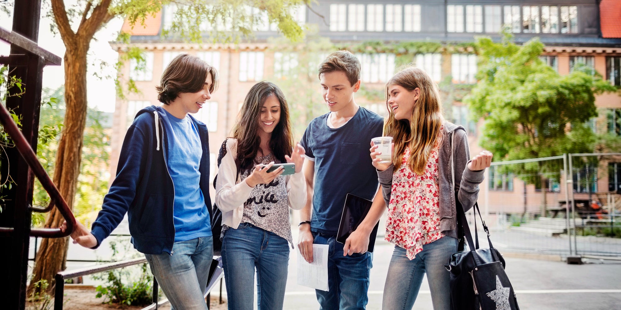 La rentrée est souvent l'occasion pour des enfants d'obtenir leur premier téléphone portable