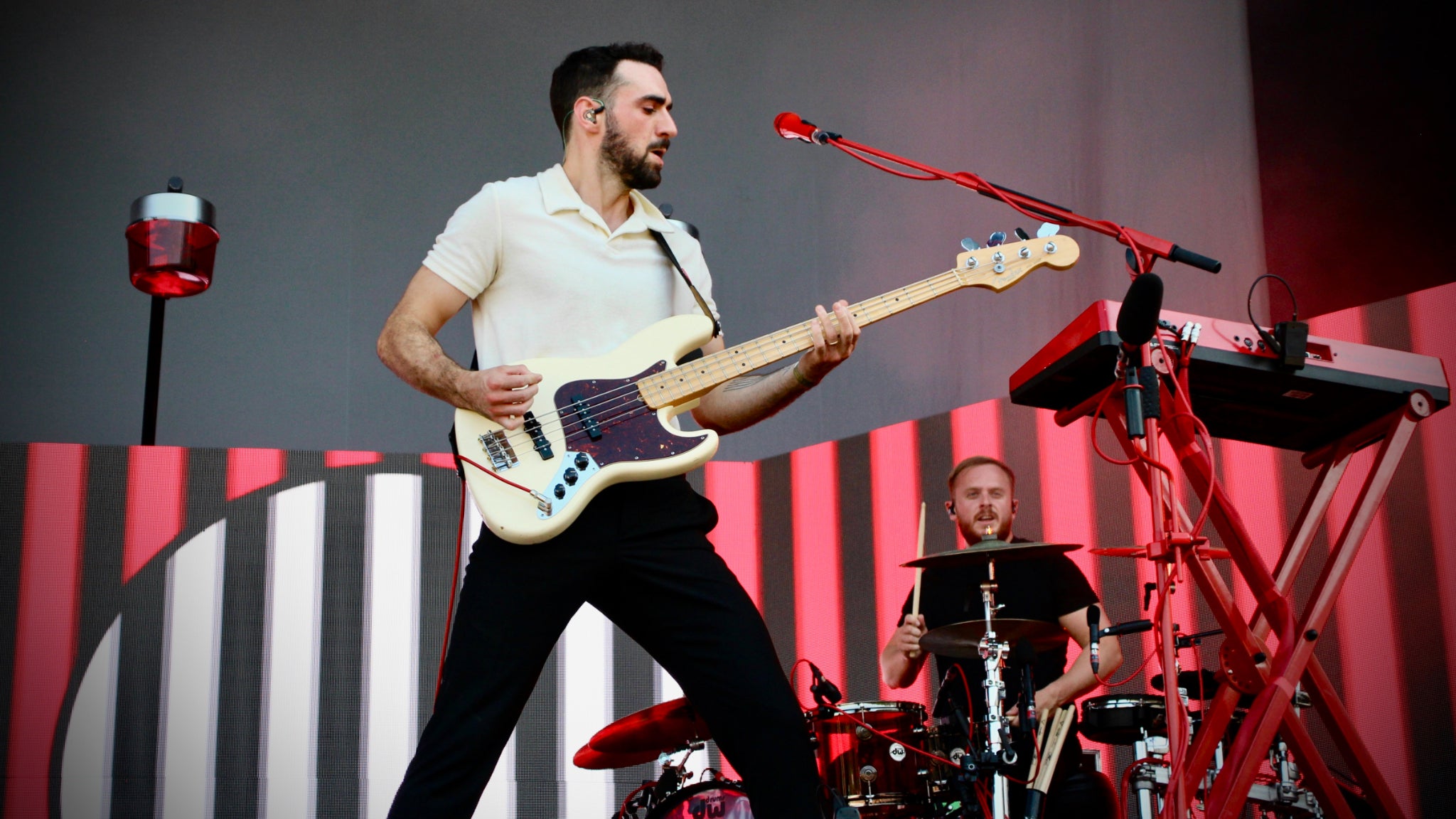 Les autres membres de Two Door Cinema Club sont en polo. Un choix vestimentaire un peu plus logique