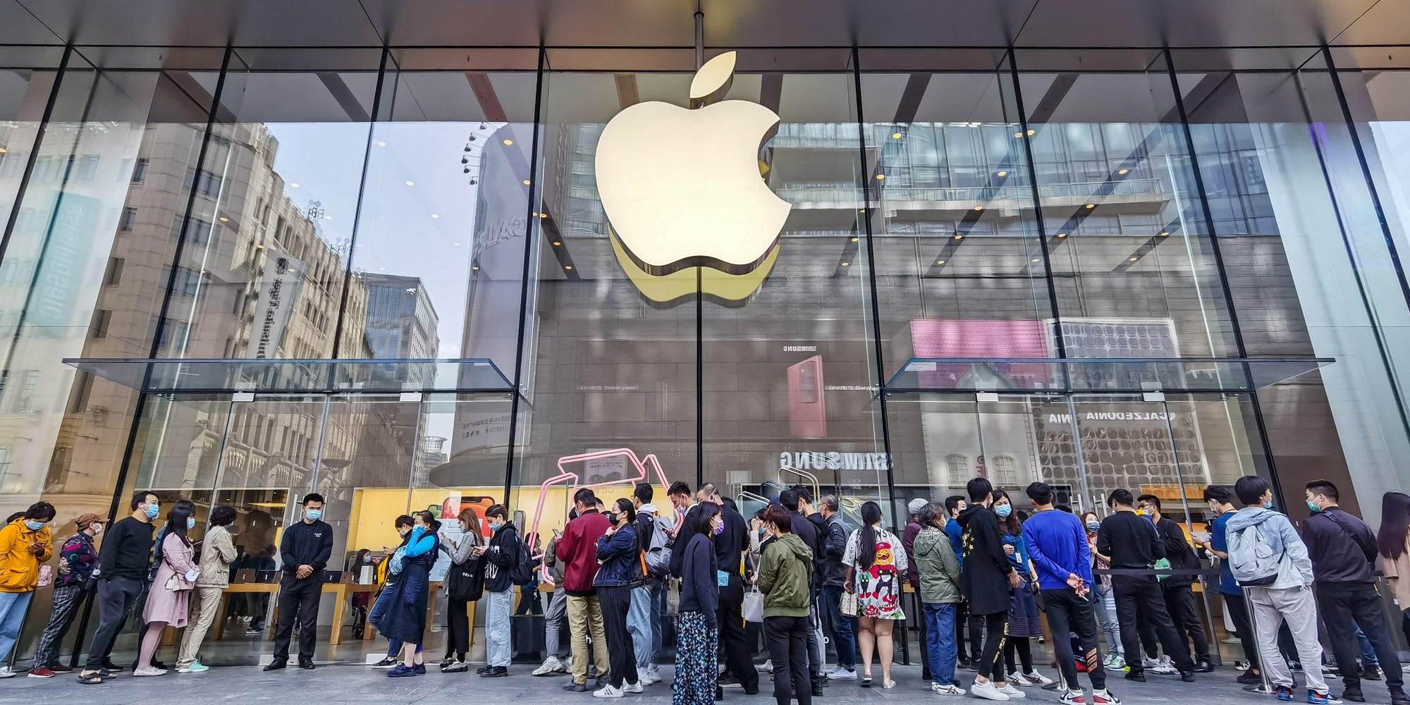 La queue devant l'Apple Store pour la sortie de l'iPhone 12, à Shanghai, le 23 octobre 2020.