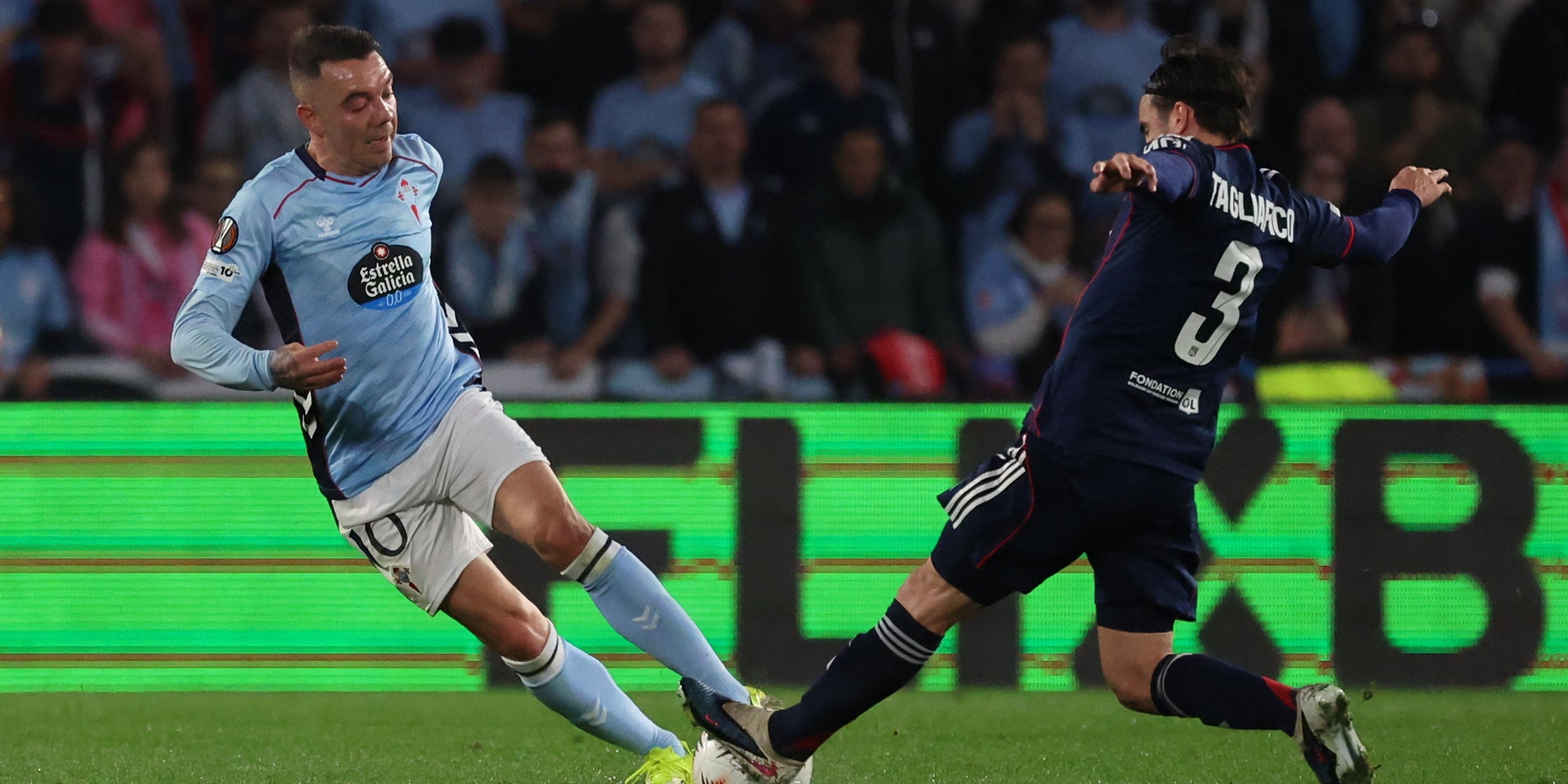 Borja Iglesias (Celta de Vigo) et Nicolas Tagliafico (Olympique Lyonnais) au match aller des 8es de finale de Ligue Europa, au Stadium Municipal ABANCA Balaidos de Vigo, en Espagne, le 12 mars 2026.