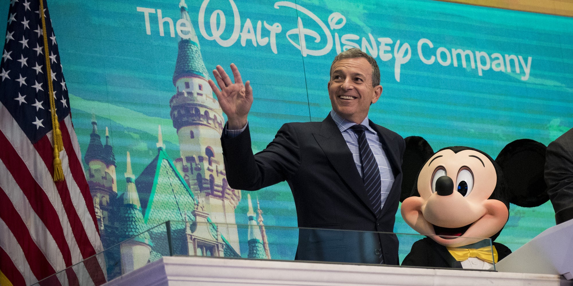 Bob Iger et Mickey Mouse à la bourse de New York, le 27 novembre 2017.