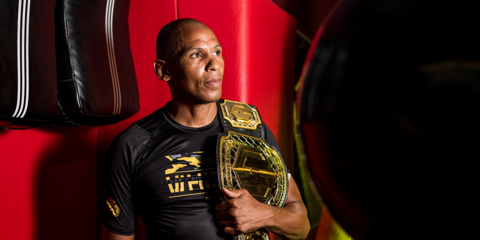 Gael Grimaud avec sa ceinture de champion du monde Hexagone MMA, à Paris, le 8 septembre 2021. 