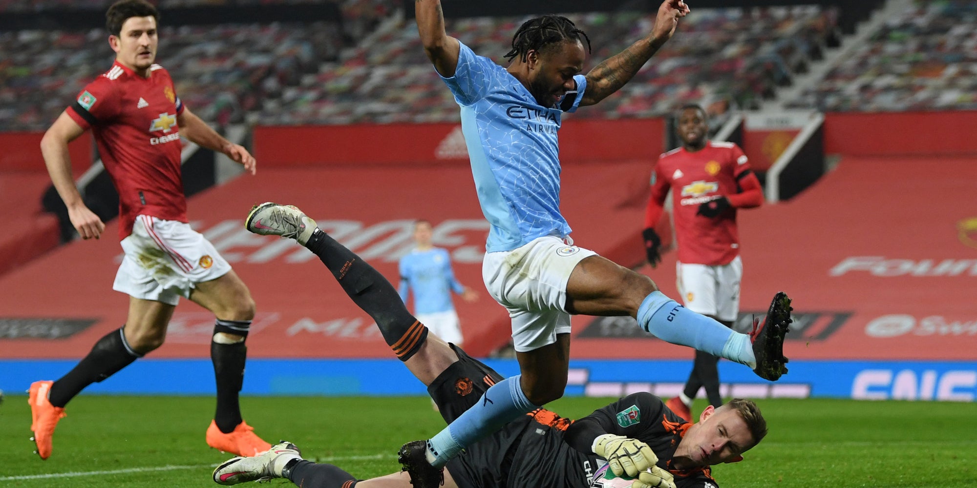 Sterling de Manchester City dans la défense de Manchester United lors du match de FA Cup, le 6 janvier 2021 à Old Trafford, Manchester