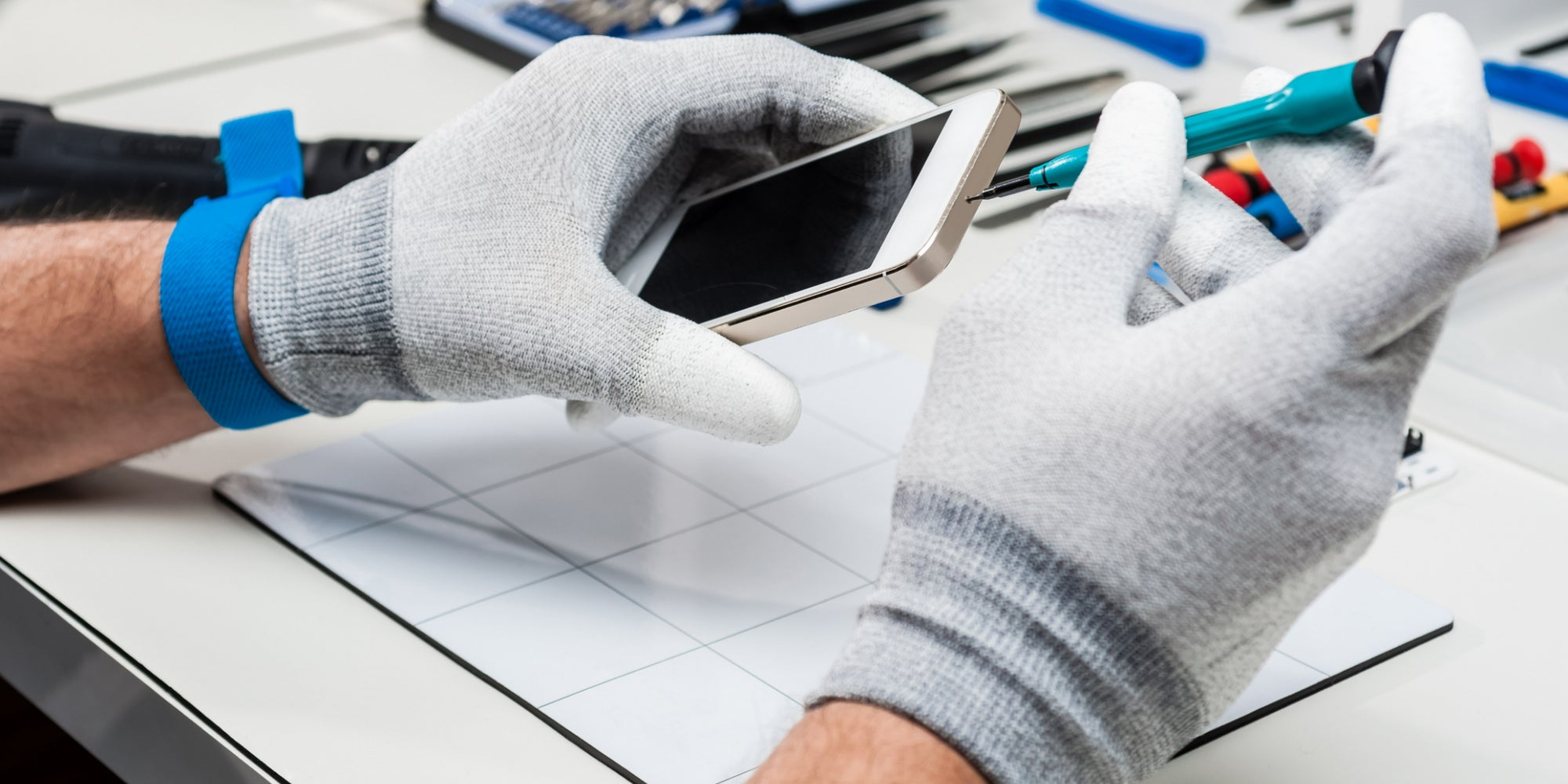 Et vous, avez-vous pensé à faire réparer votre précieux smartphone plutôt que de le remplacer ?