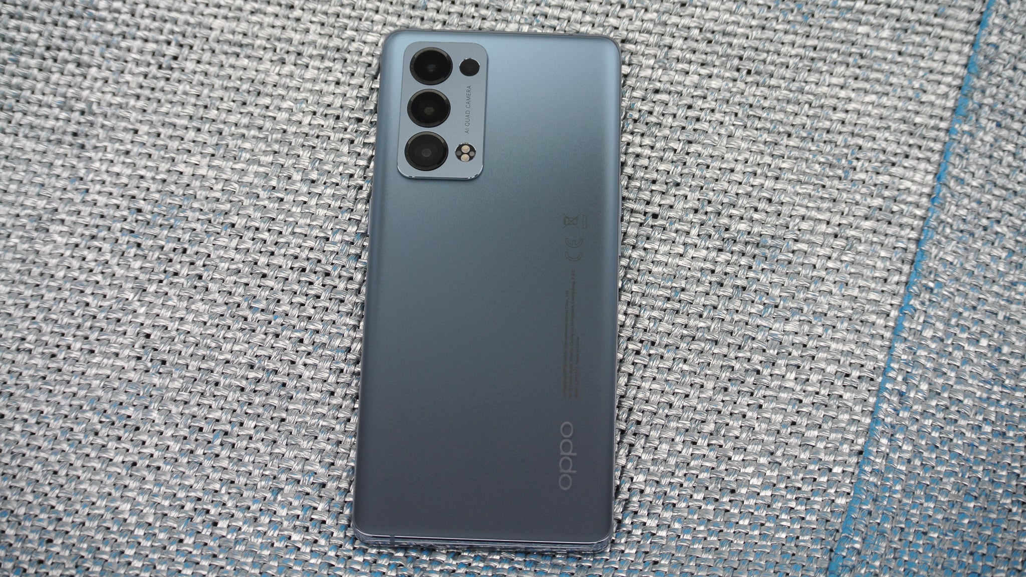 Moins il est exposé à la lumière, plus le modèle gris lunaire devient sombre