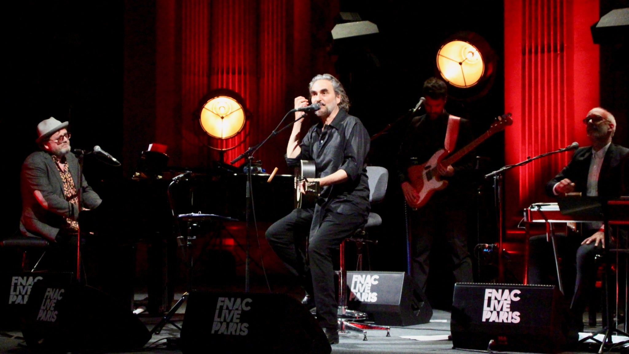 C'est dans l'intimité du Salon, et accompagné de quatre musiciens, que Stephan Eicher interprète ses nouvelles chansons à la guitare.