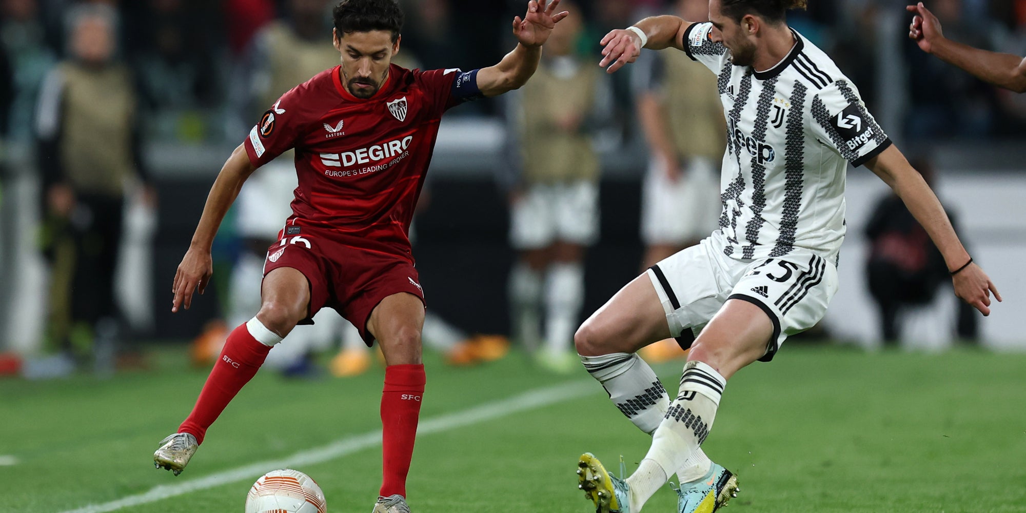Jesús Navas (FC Séville) et Adrien Rabiot (Juventus FC) lors de la demi-finale aller de la Ligue Europa entre les deux clubs, le 11 mai dernier à Turin (Italie).